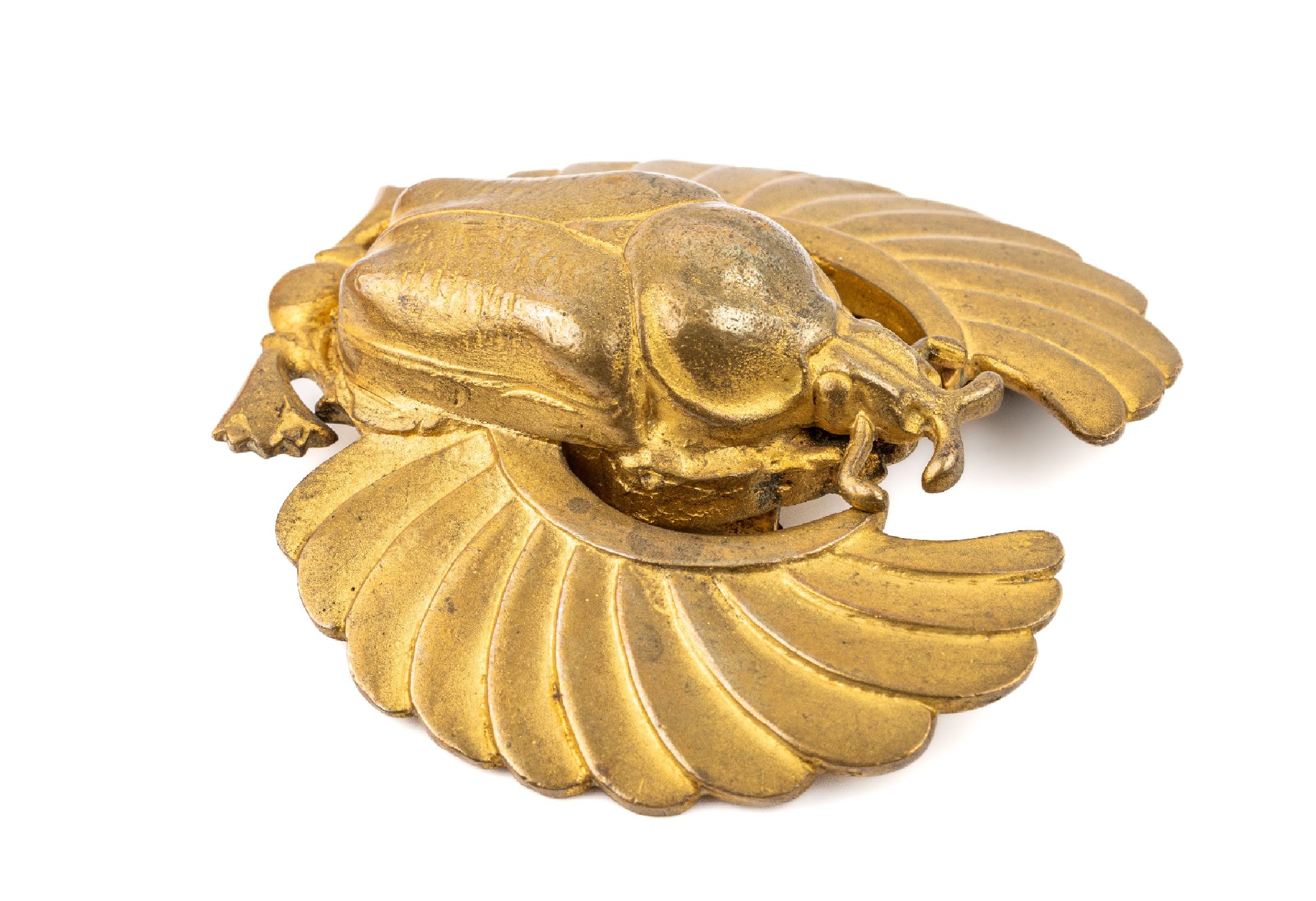 Detail a: Große Skarabäus Gürtelschließe, PIEL FRERES, Frankreich um 1920, Gelbguss, plastisches Skarabäus Motiv mit Horusschwingen, sehr schwere ...