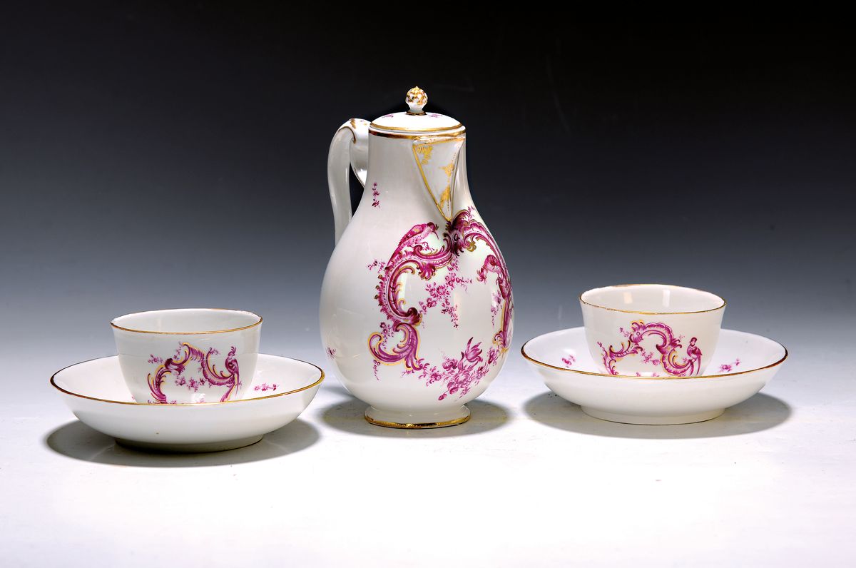 Kännchen und zwei Tassen mit Untertassen, Frankenthal, 18. Jh., purpurfarbene Bemalung, mit Rocaille, Blumen und exotische Vögel, Goldstaffage