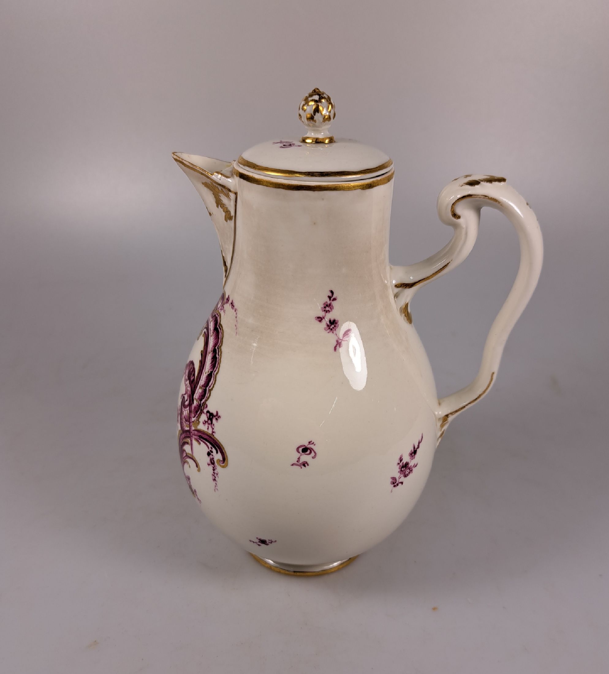 Detail a: Kännchen und zwei Tassen mit Untertassen, Frankenthal, 18. Jh., purpurfarbene Bemalung, mit Rocaille, Blumen und exotische Vögel, Goldstaffage