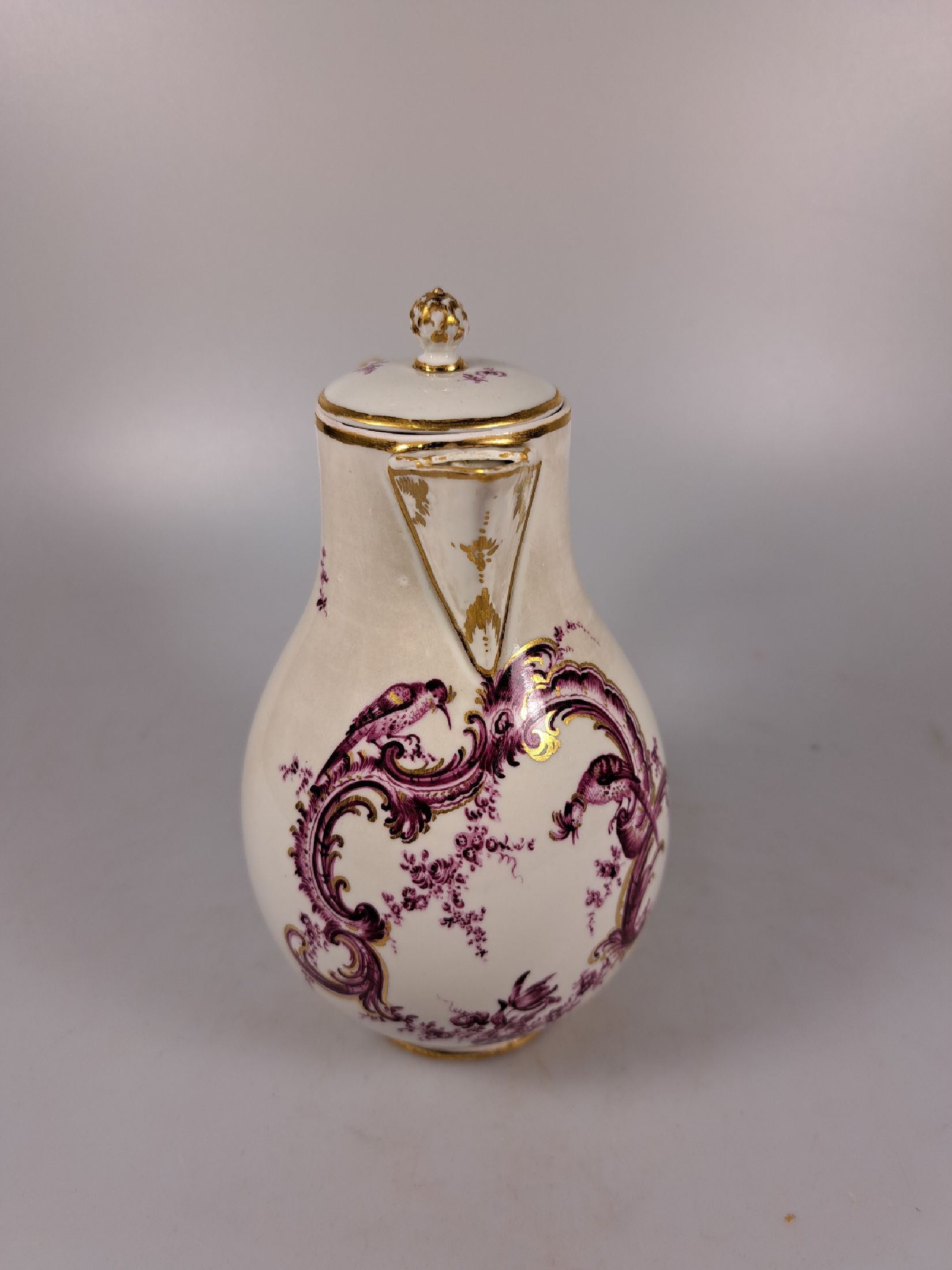 Detail b: Kännchen und zwei Tassen mit Untertassen, Frankenthal, 18. Jh., purpurfarbene Bemalung, mit Rocaille, Blumen und exotische Vögel, Goldstaffage