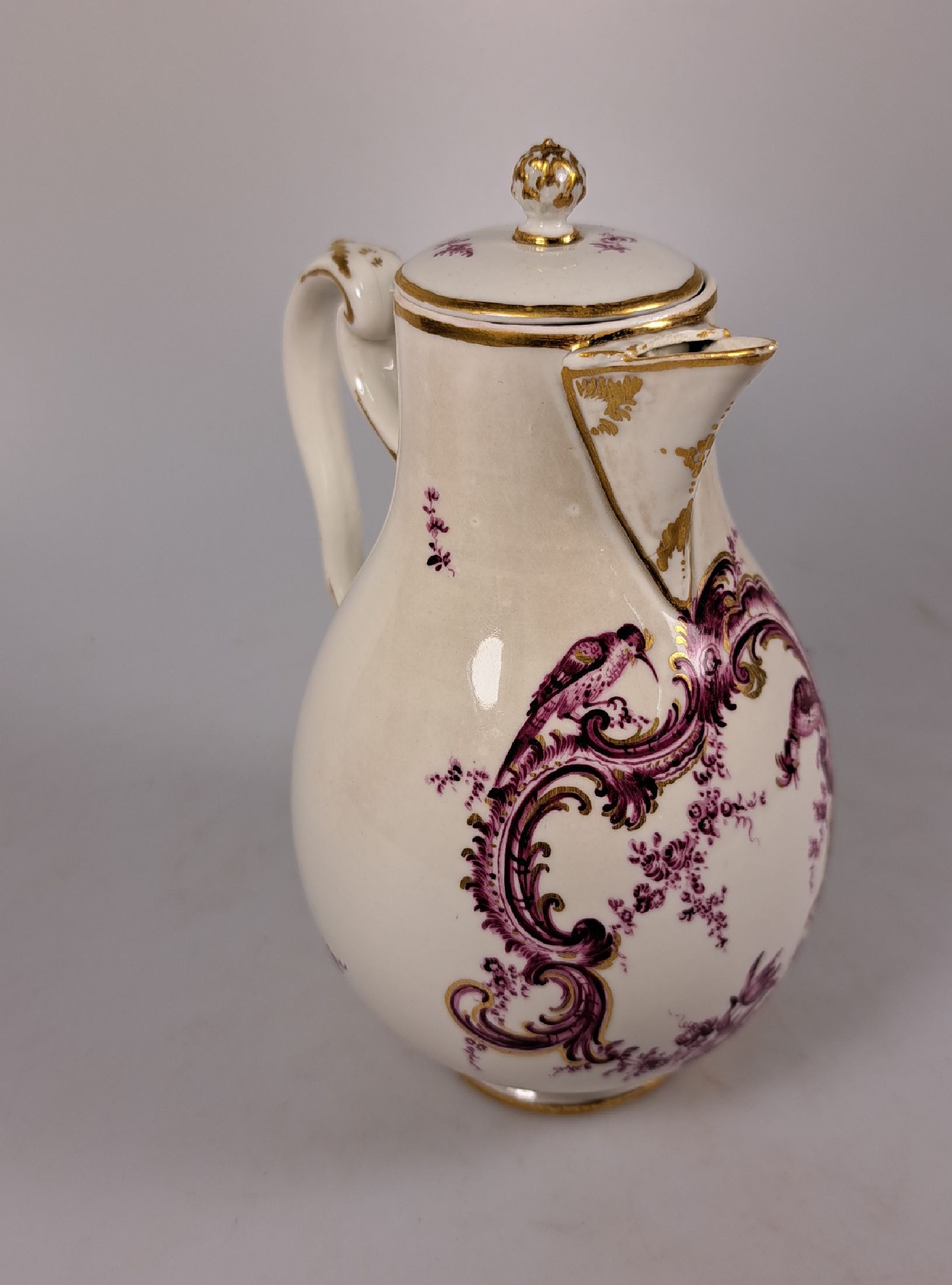 Detail c: Kännchen und zwei Tassen mit Untertassen, Frankenthal, 18. Jh., purpurfarbene Bemalung, mit Rocaille, Blumen und exotische Vögel, Goldstaffage