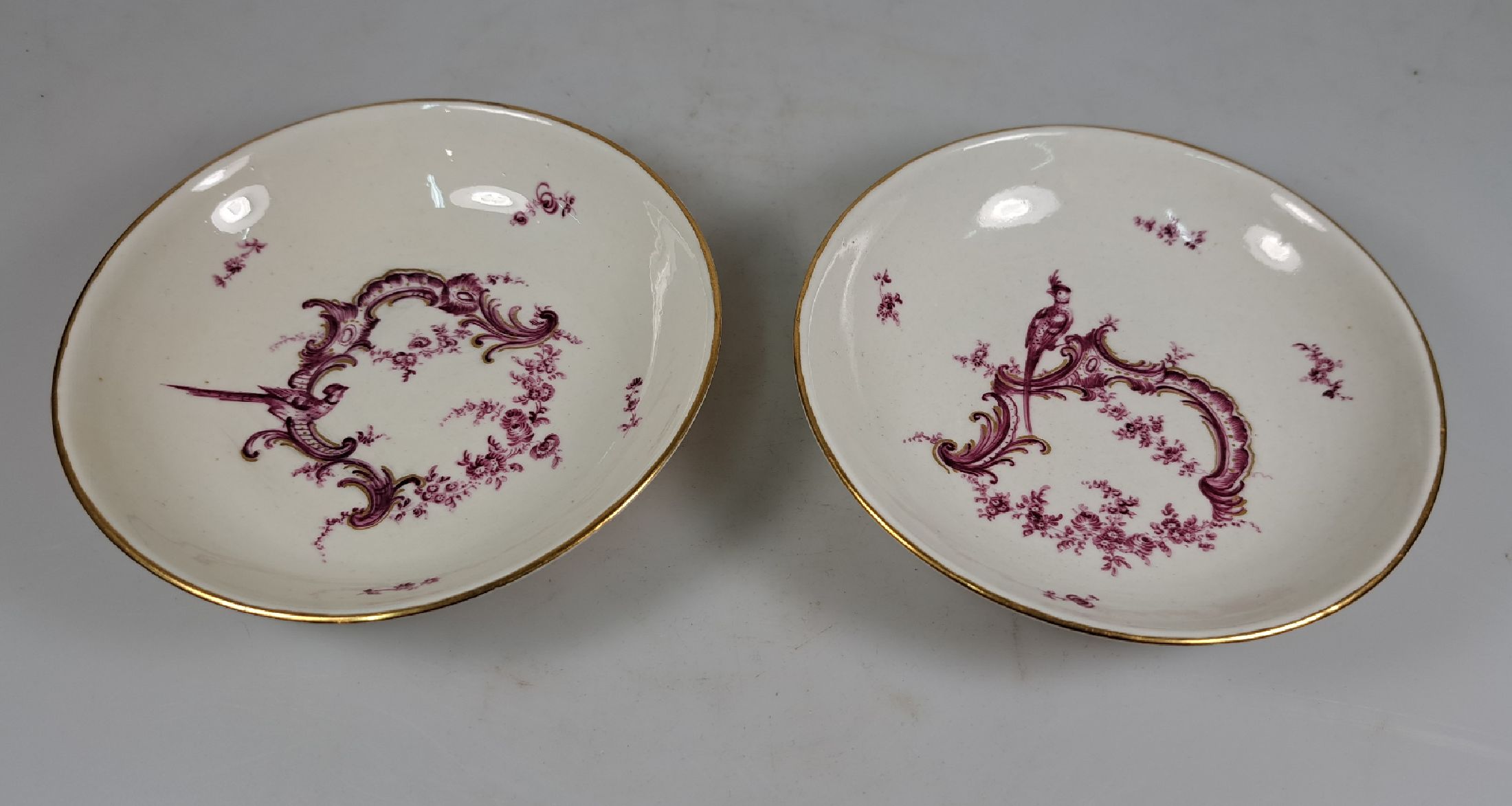 Detail f: Kännchen und zwei Tassen mit Untertassen, Frankenthal, 18. Jh., purpurfarbene Bemalung, mit Rocaille, Blumen und exotische Vögel, Goldstaffage