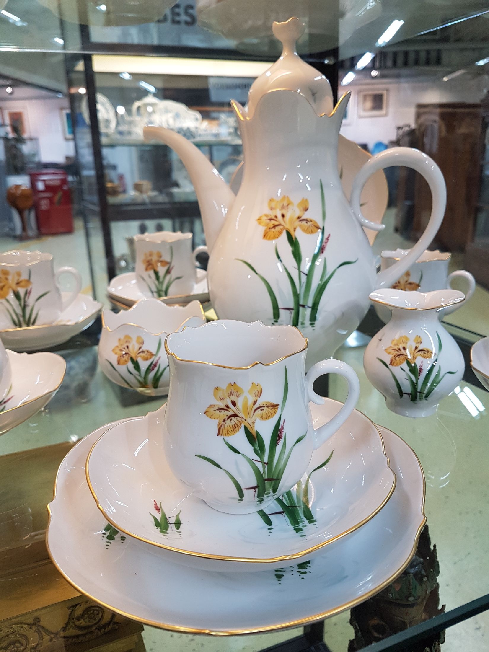 Detail a: Kaffeeservice, Meissen, großer Ausschnitt, für 6 Personen, Porzellan, gelbe Iris und Libellen, Kaffeekanne, Zuckerschale, 6 Tassen mit ...