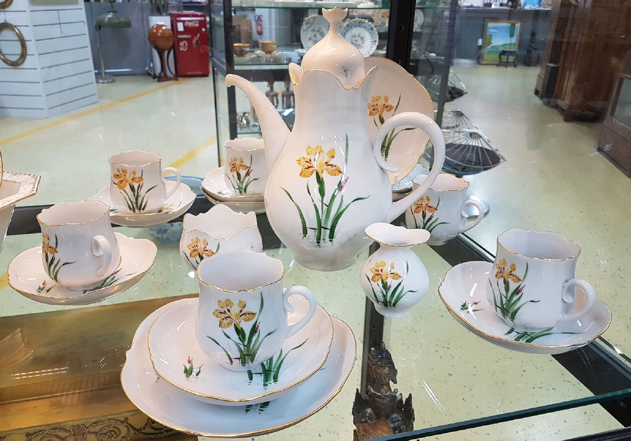 Detail b: Kaffeeservice, Meissen, großer Ausschnitt, für 6 Personen, Porzellan, gelbe Iris und Libellen, Kaffeekanne, Zuckerschale, 6 Tassen mit ...
