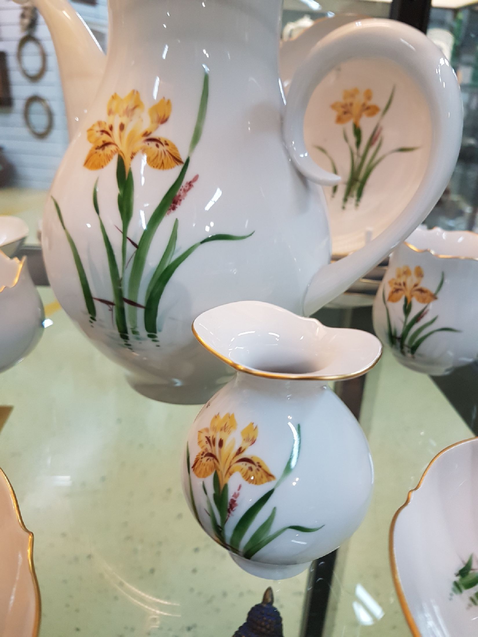 Detail c: Kaffeeservice, Meissen, großer Ausschnitt, für 6 Personen, Porzellan, gelbe Iris und Libellen, Kaffeekanne, Zuckerschale, 6 Tassen mit ...