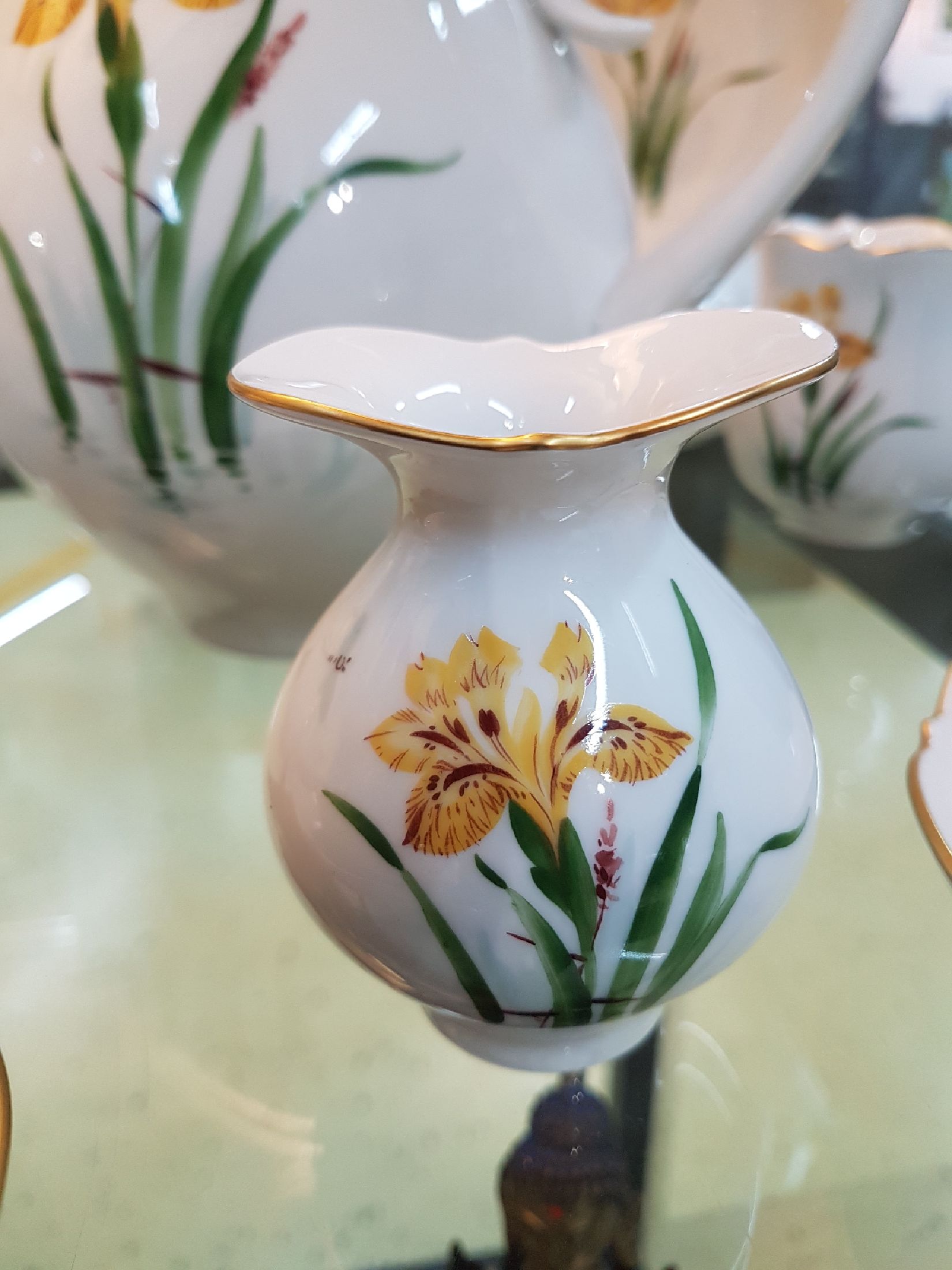 Detail d: Kaffeeservice, Meissen, großer Ausschnitt, für 6 Personen, Porzellan, gelbe Iris und Libellen, Kaffeekanne, Zuckerschale, 6 Tassen mit ...