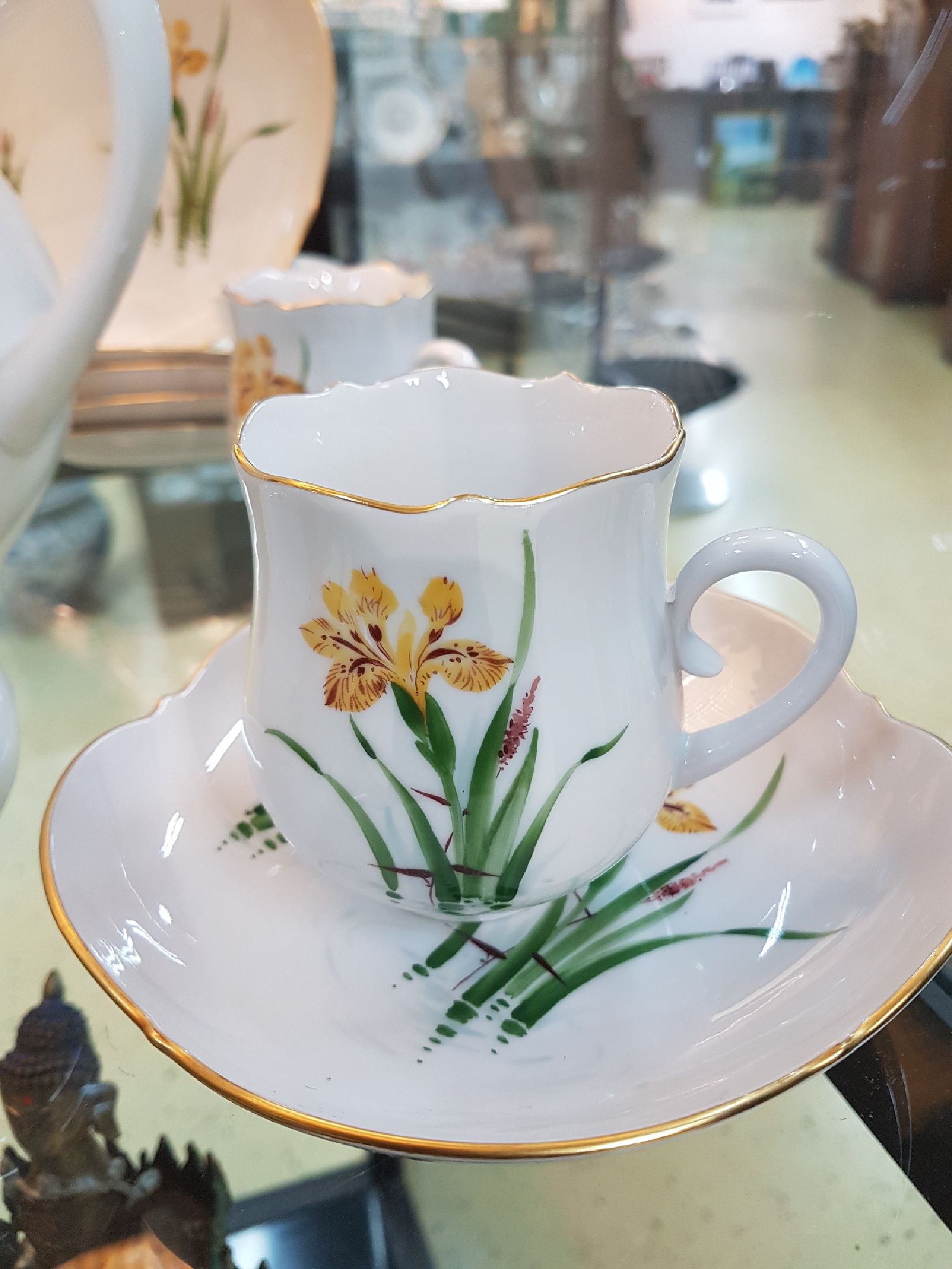 Detail e: Kaffeeservice, Meissen, großer Ausschnitt, für 6 Personen, Porzellan, gelbe Iris und Libellen, Kaffeekanne, Zuckerschale, 6 Tassen mit ...
