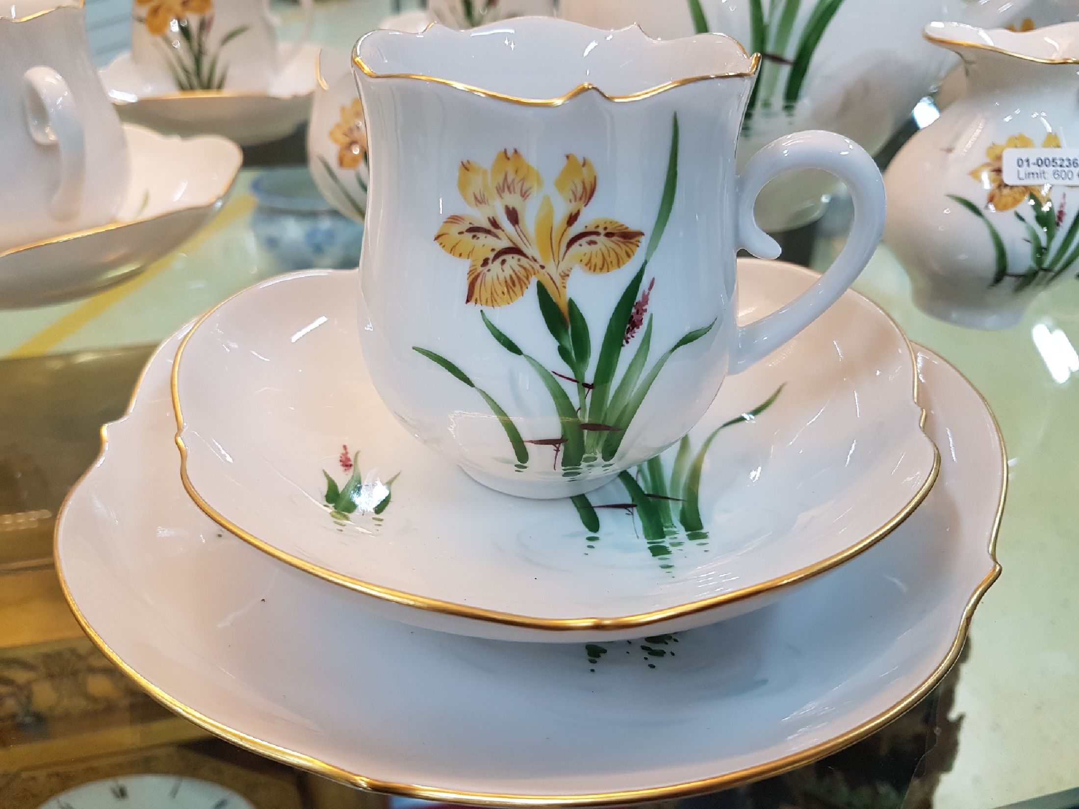 Detail f: Kaffeeservice, Meissen, großer Ausschnitt, für 6 Personen, Porzellan, gelbe Iris und Libellen, Kaffeekanne, Zuckerschale, 6 Tassen mit ...