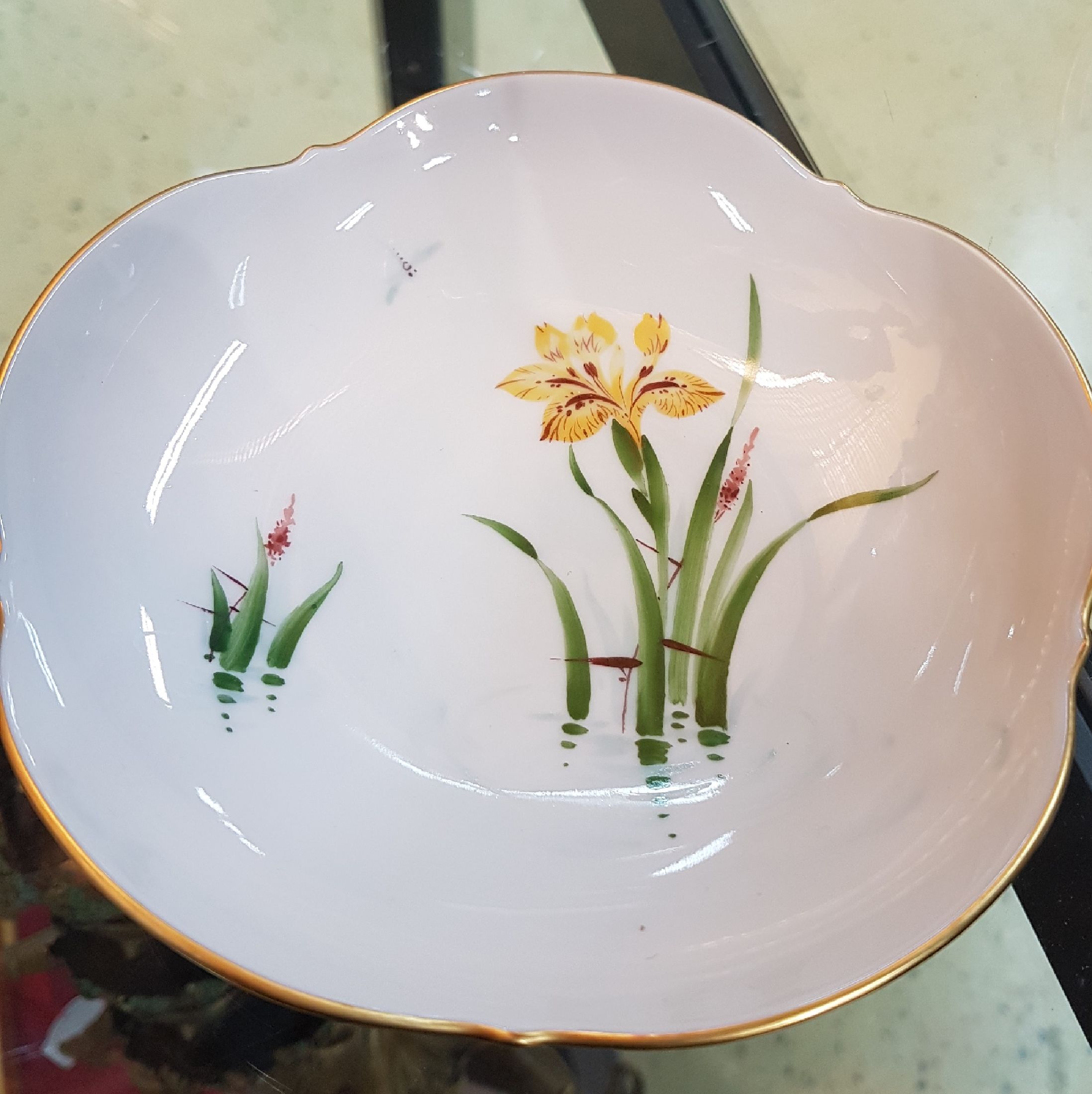 Detail g: Kaffeeservice, Meissen, großer Ausschnitt, für 6 Personen, Porzellan, gelbe Iris und Libellen, Kaffeekanne, Zuckerschale, 6 Tassen mit ...