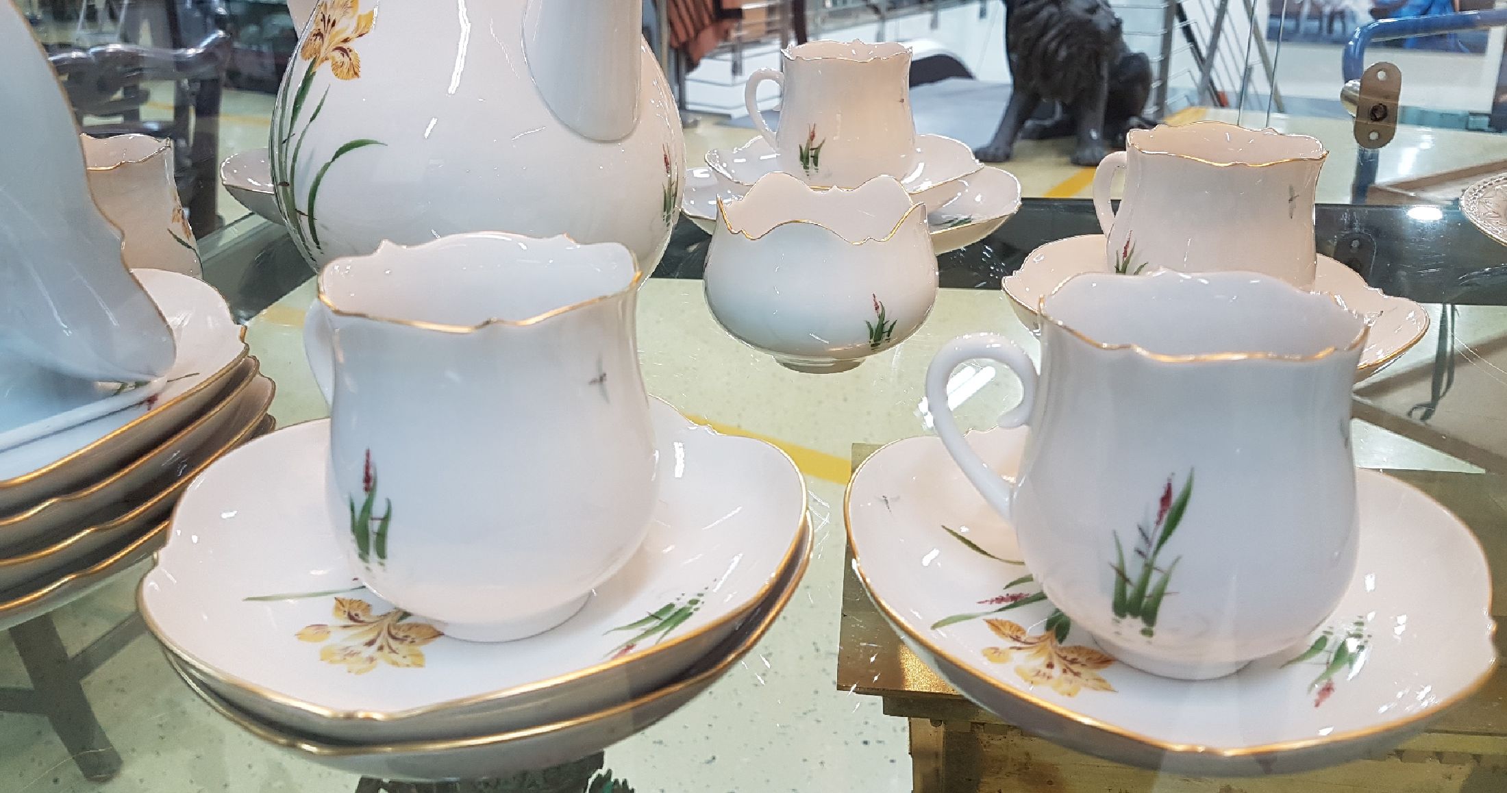 Detail h: Kaffeeservice, Meissen, großer Ausschnitt, für 6 Personen, Porzellan, gelbe Iris und Libellen, Kaffeekanne, Zuckerschale, 6 Tassen mit ...