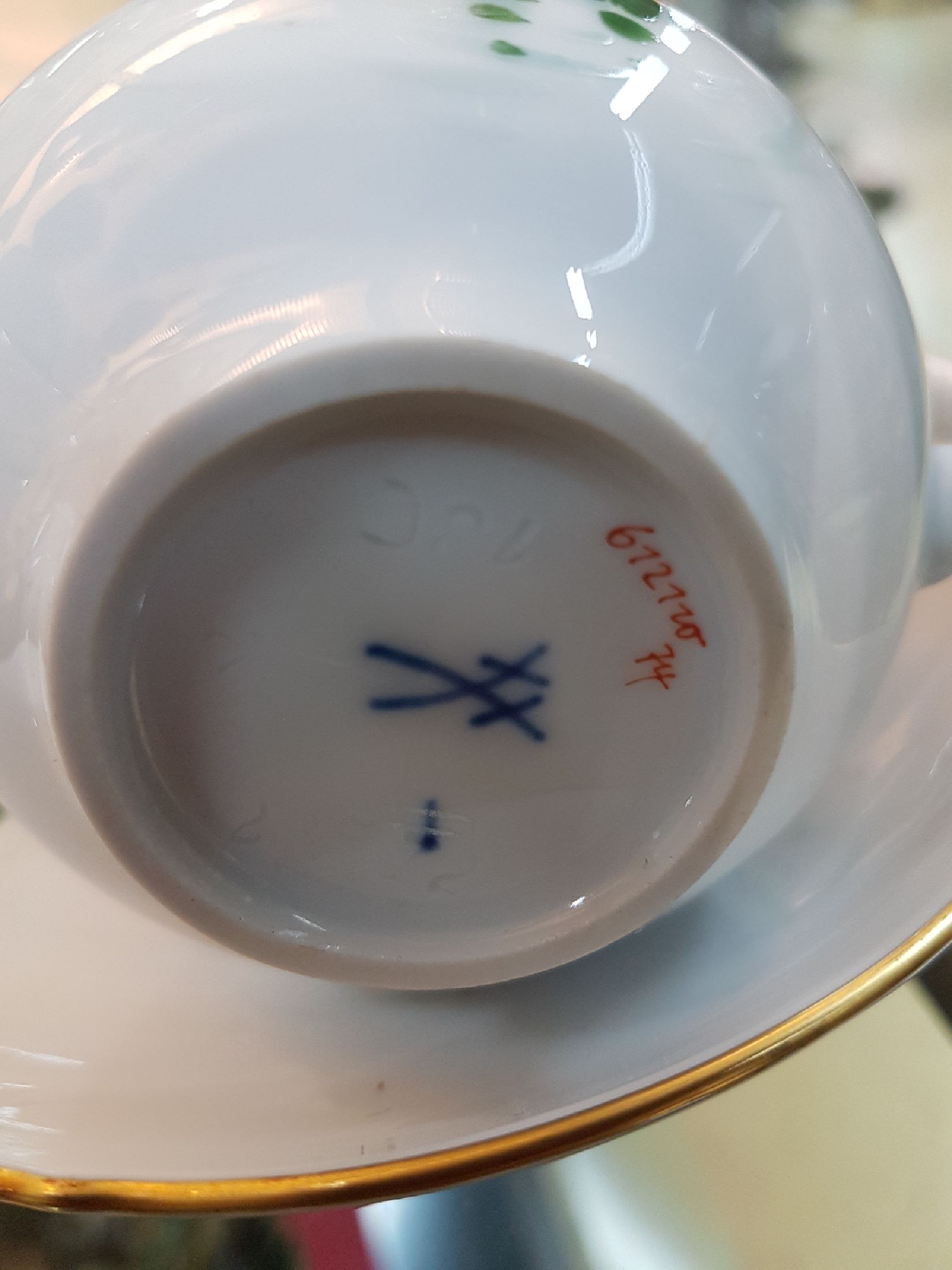 Detail i: Kaffeeservice, Meissen, großer Ausschnitt, für 6 Personen, Porzellan, gelbe Iris und Libellen, Kaffeekanne, Zuckerschale, 6 Tassen mit ...