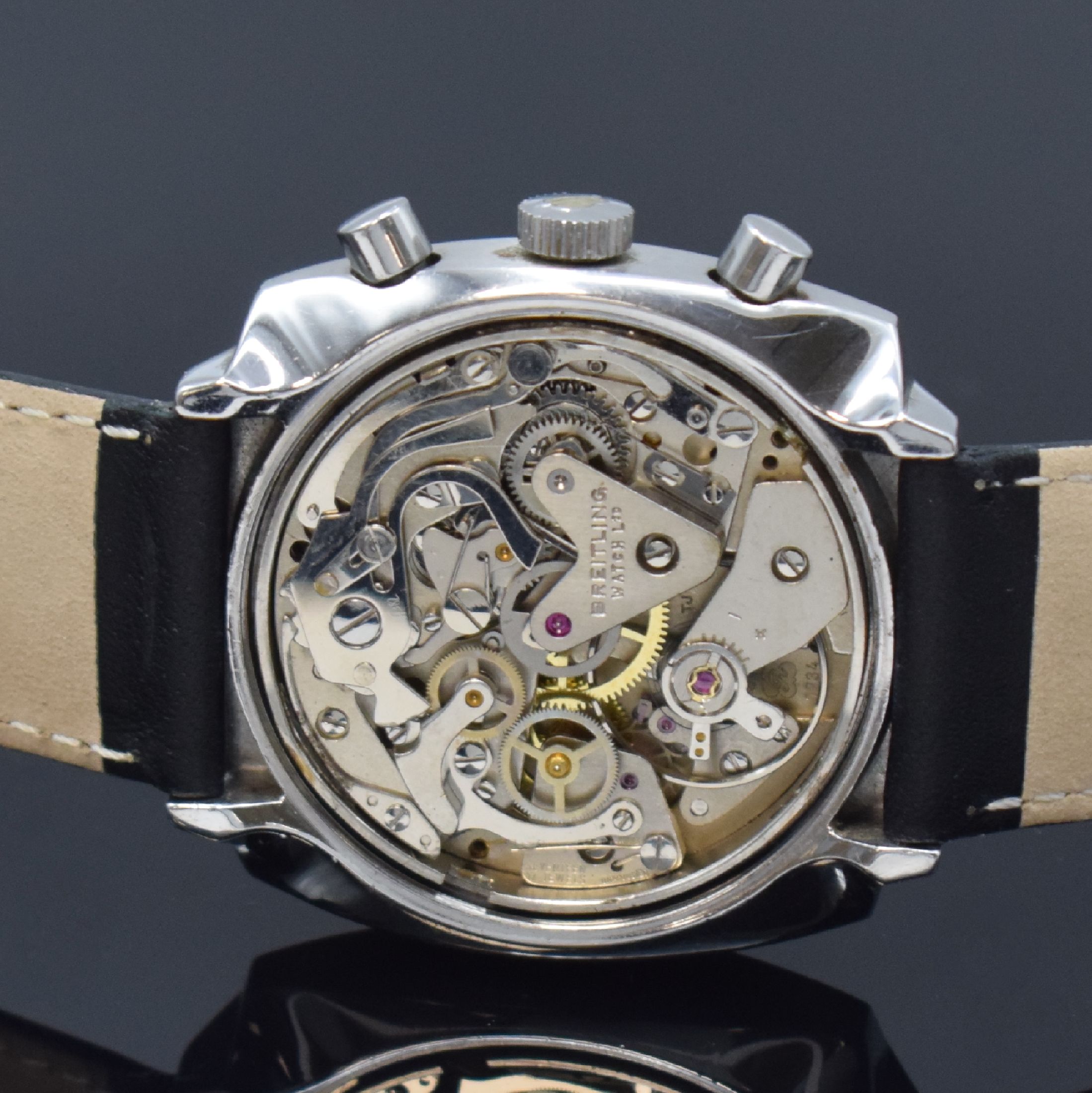 Detail d: BREITLING Datora Herrenarmbanduhr Referenz 2030 mit Chronograph, Schweiz, Handaufzug, 2-teil. Edelstahlgeh., Boden verschr., 2-farb. Zifferbl. m. ...