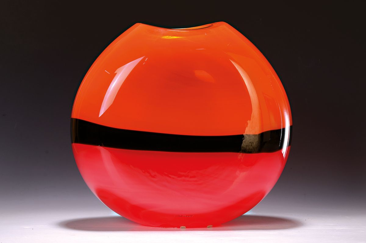 Große Kristallvase, Carlo Moretti, dat. 2003, mit roten, orangefarbenen und schwarzen Überfängen, signiert und datiert, ca. 34 x 35 cm