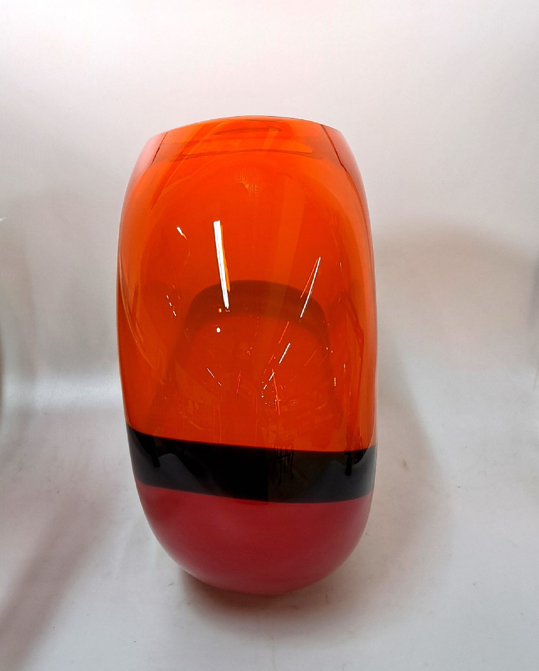 Detail a: Große Kristallvase, Carlo Moretti, dat. 2003, mit roten, orangefarbenen und schwarzen Überfängen, signiert und datiert, ca. 34 x 35 cm