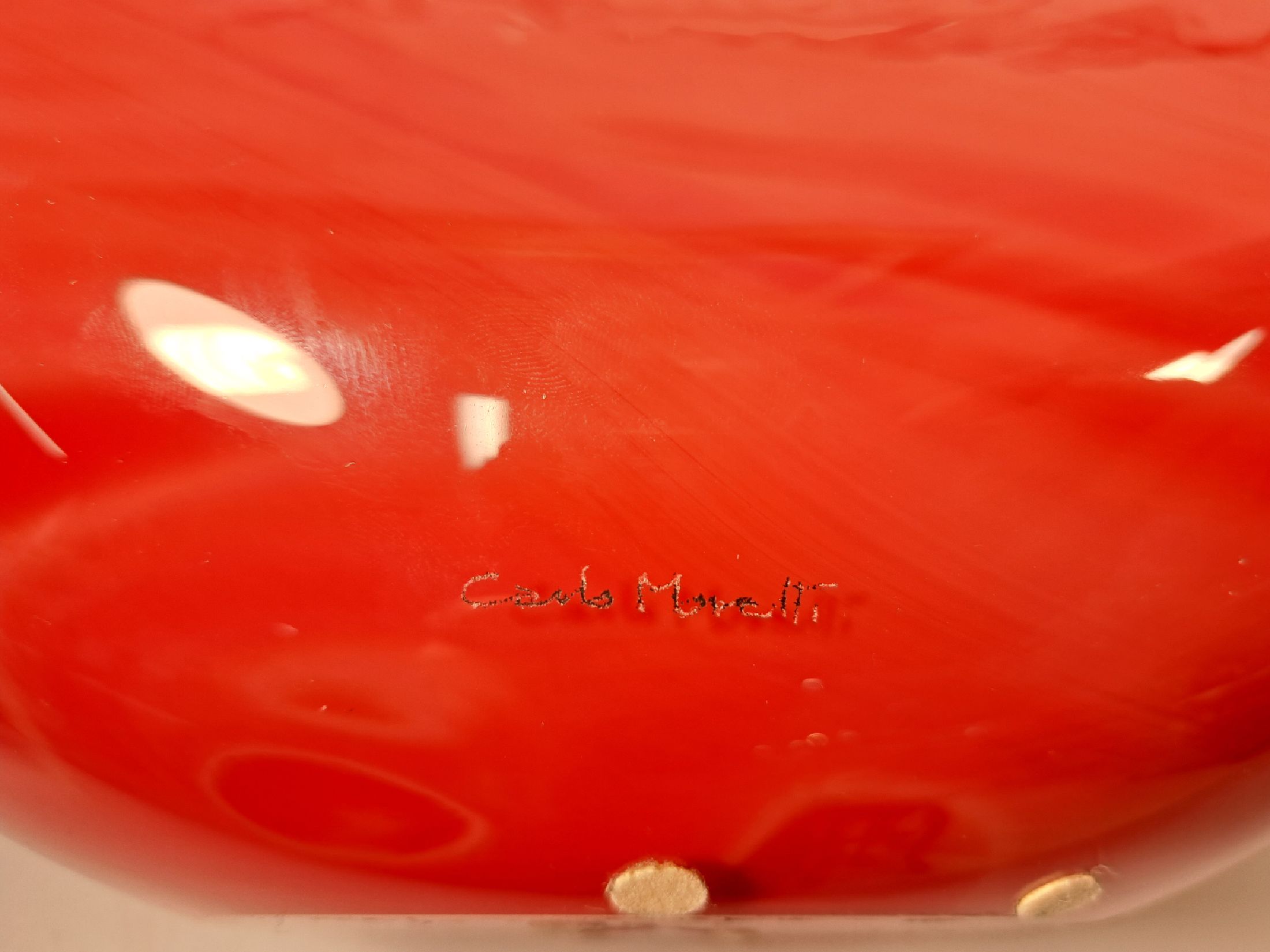 Detail b: Große Kristallvase, Carlo Moretti, dat. 2003, mit roten, orangefarbenen und schwarzen Überfängen, signiert und datiert, ca. 34 x 35 cm