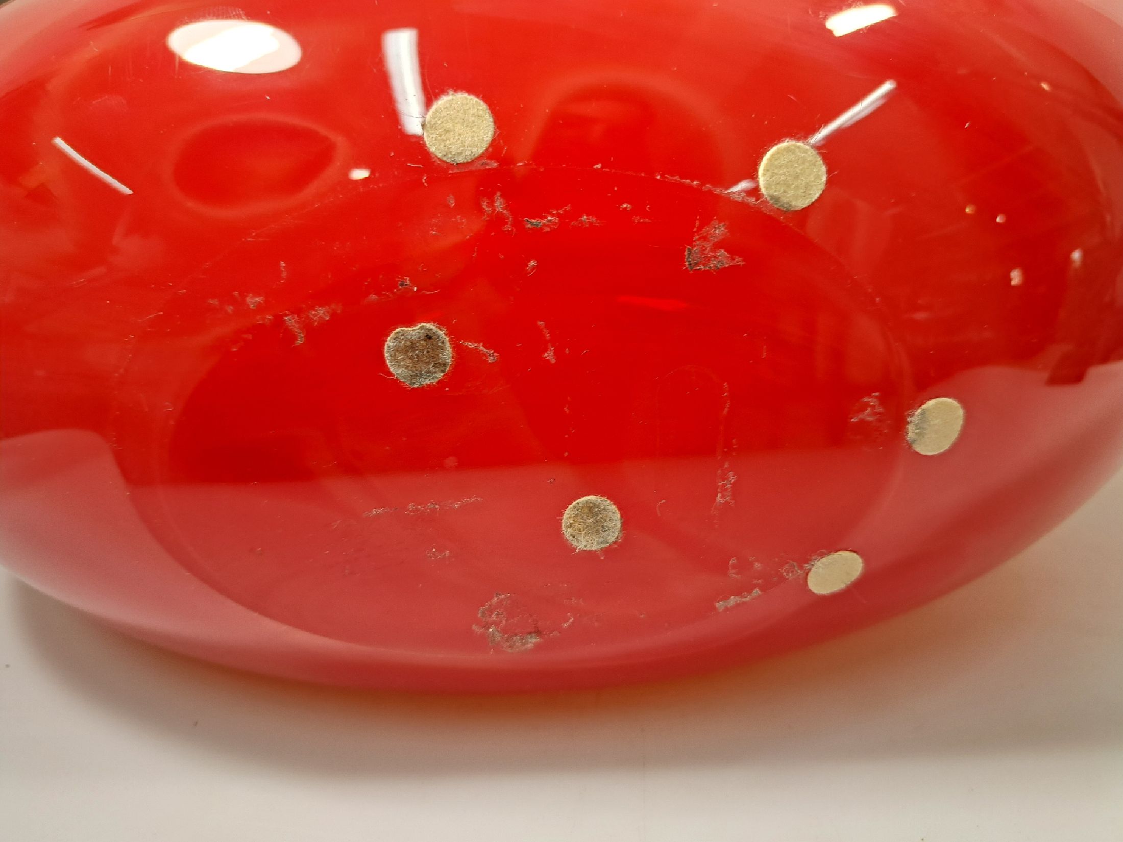 Detail c: Große Kristallvase, Carlo Moretti, dat. 2003, mit roten, orangefarbenen und schwarzen Überfängen, signiert und datiert, ca. 34 x 35 cm