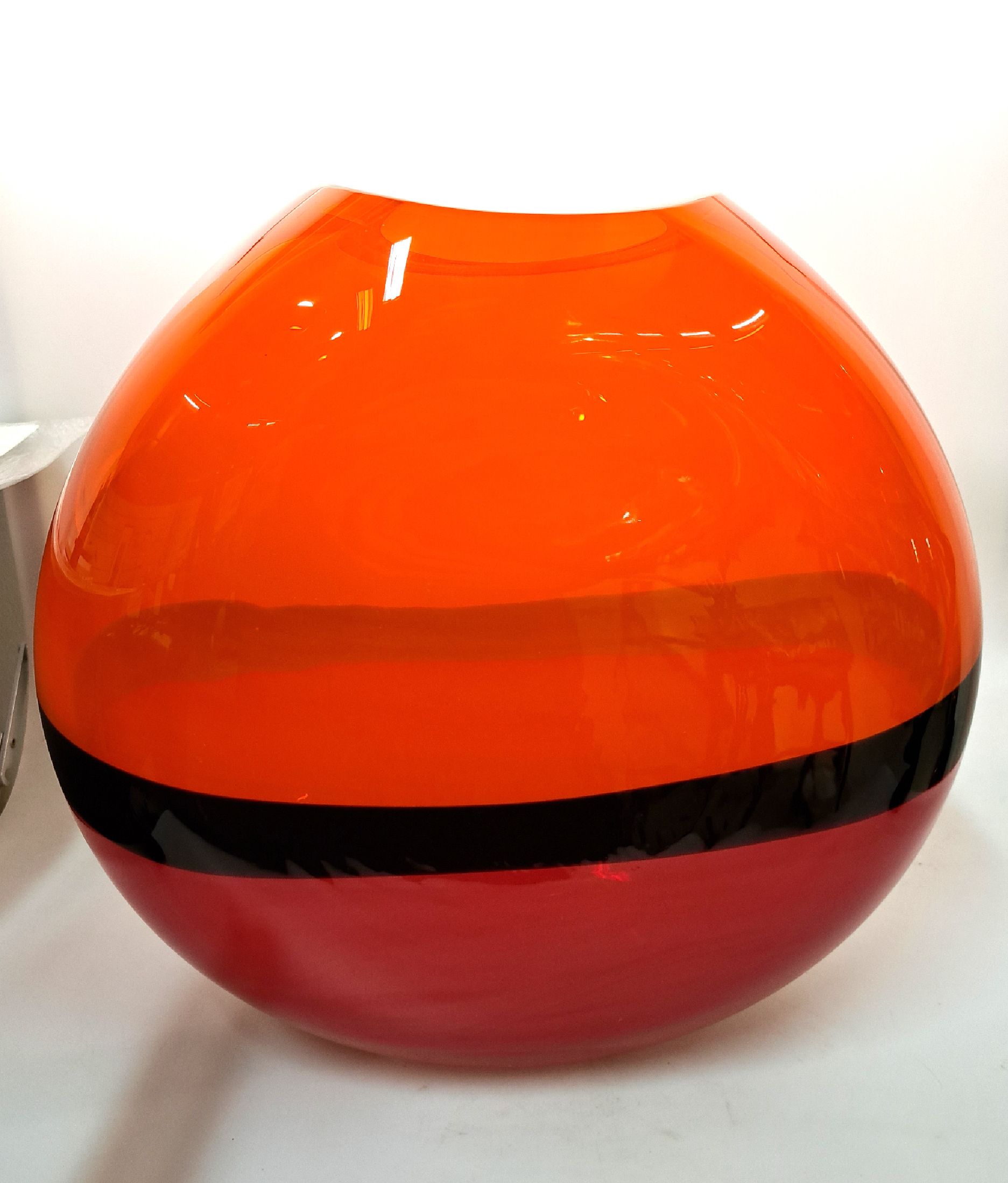 Detail d: Große Kristallvase, Carlo Moretti, dat. 2003, mit roten, orangefarbenen und schwarzen Überfängen, signiert und datiert, ca. 34 x 35 cm