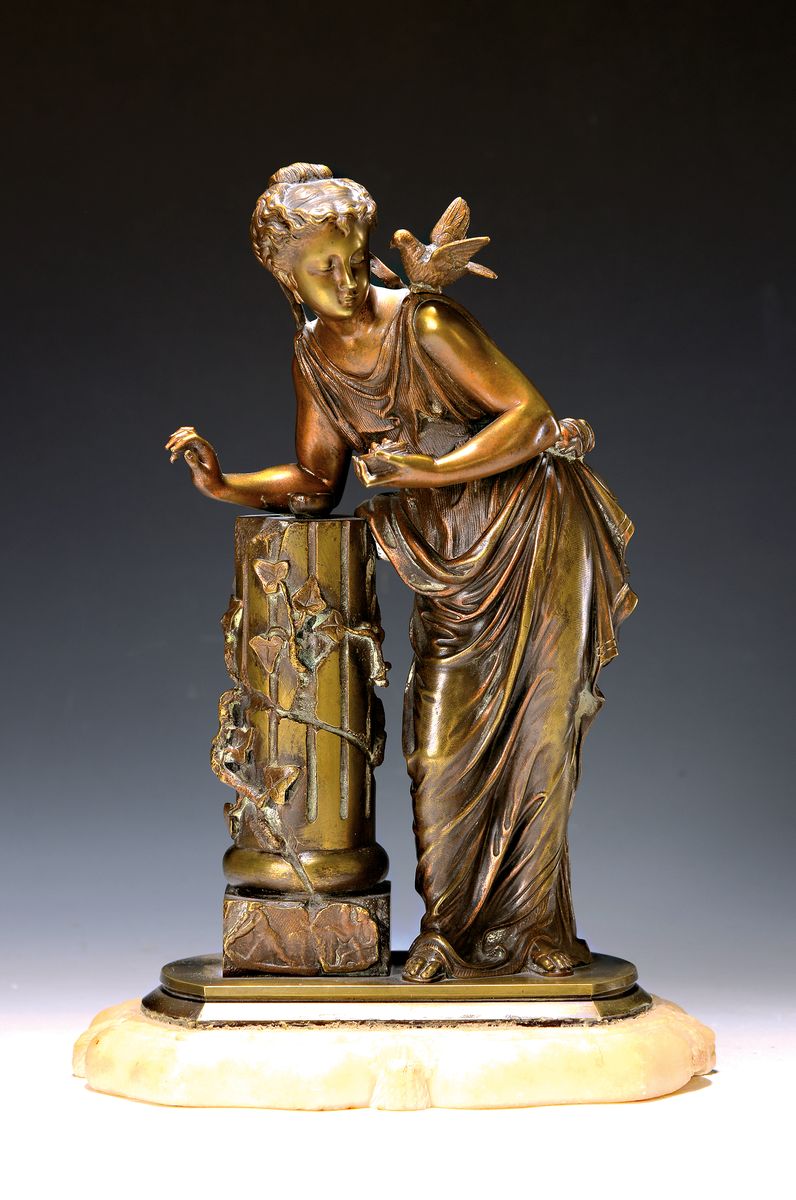 Bronzeskulptur, Frankreich, um 1900, antike Frauengestalt mit Säule und Vogelnest in Händen, Alabastersockel, H. ca. 31 cm, B. ca. 22 cm, ...