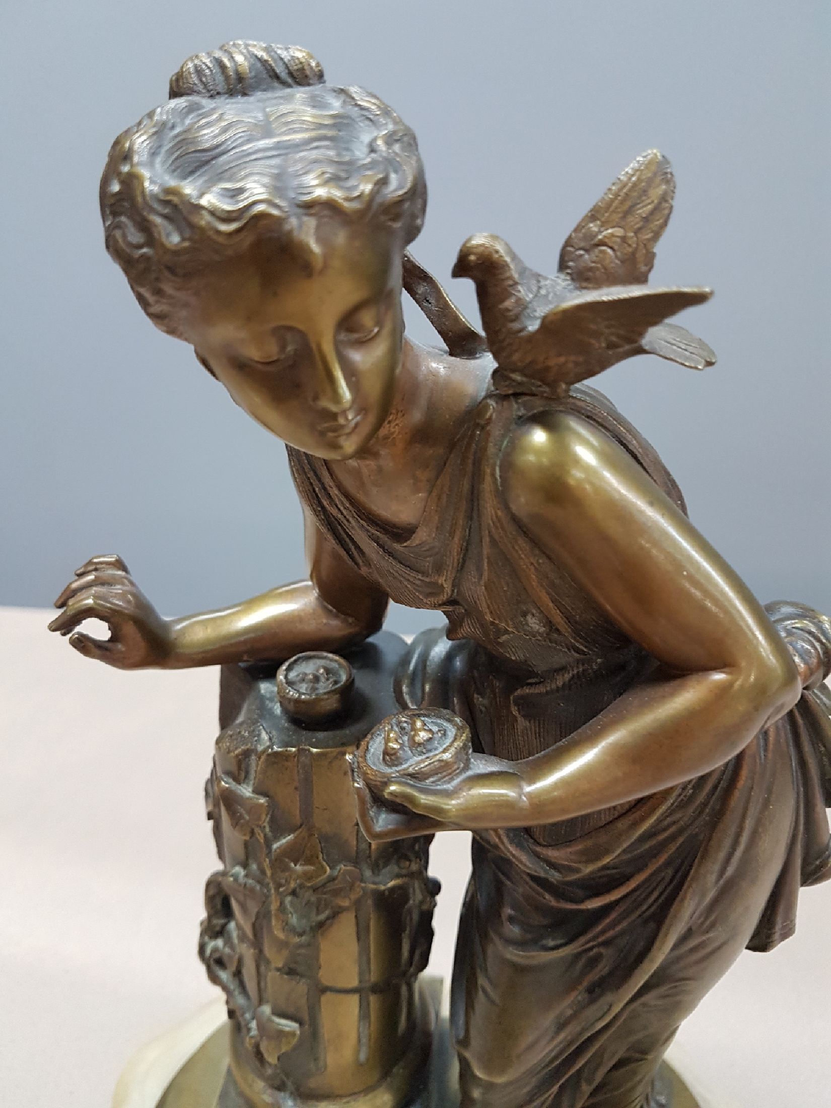 Detail b: Bronzeskulptur, Frankreich, um 1900, antike Frauengestalt mit Säule und Vogelnest in Händen, Alabastersockel, H. ca. 31 cm, B. ca. 22 cm, ...