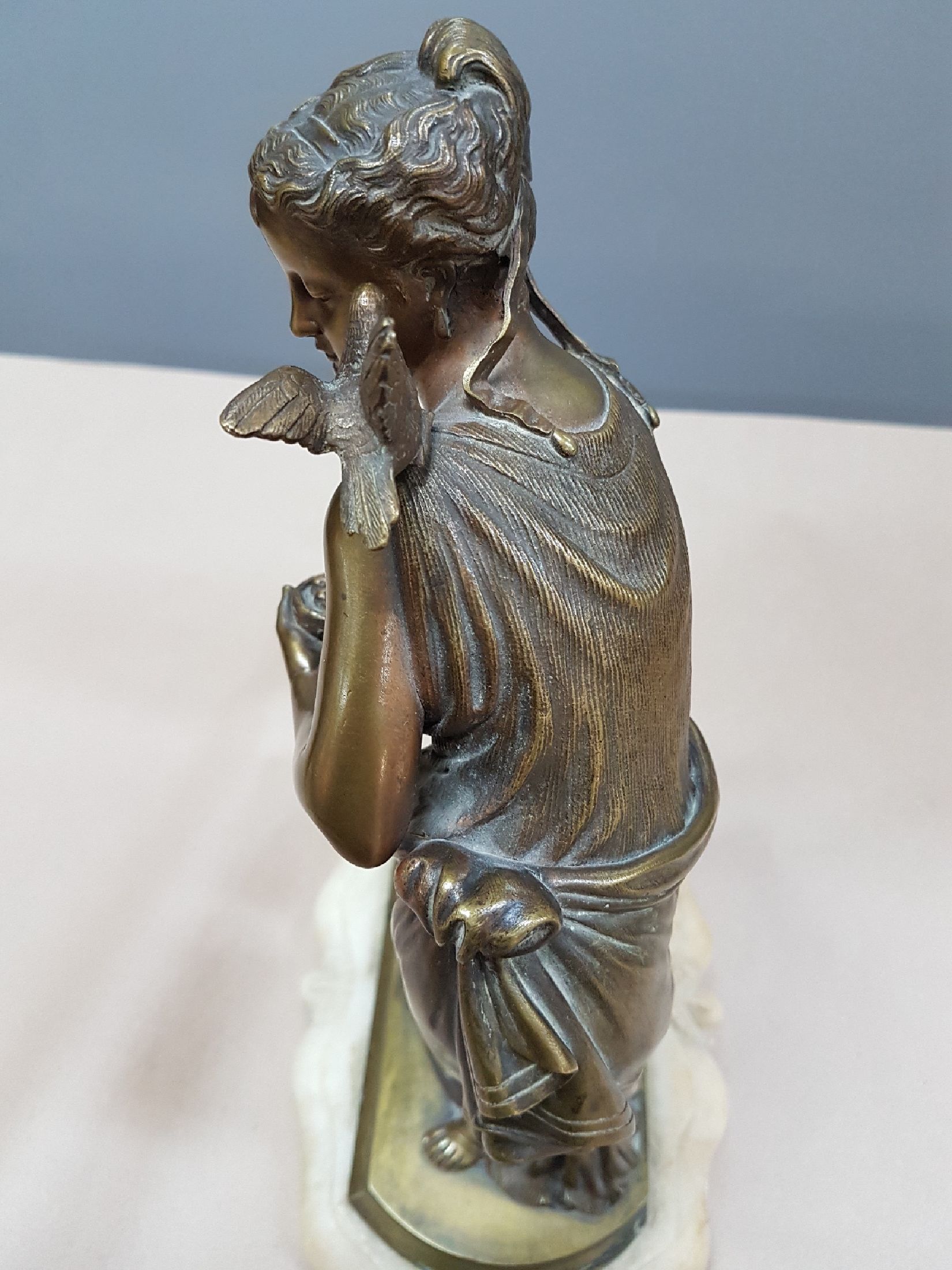 Detail c: Bronzeskulptur, Frankreich, um 1900, antike Frauengestalt mit Säule und Vogelnest in Händen, Alabastersockel, H. ca. 31 cm, B. ca. 22 cm, ...