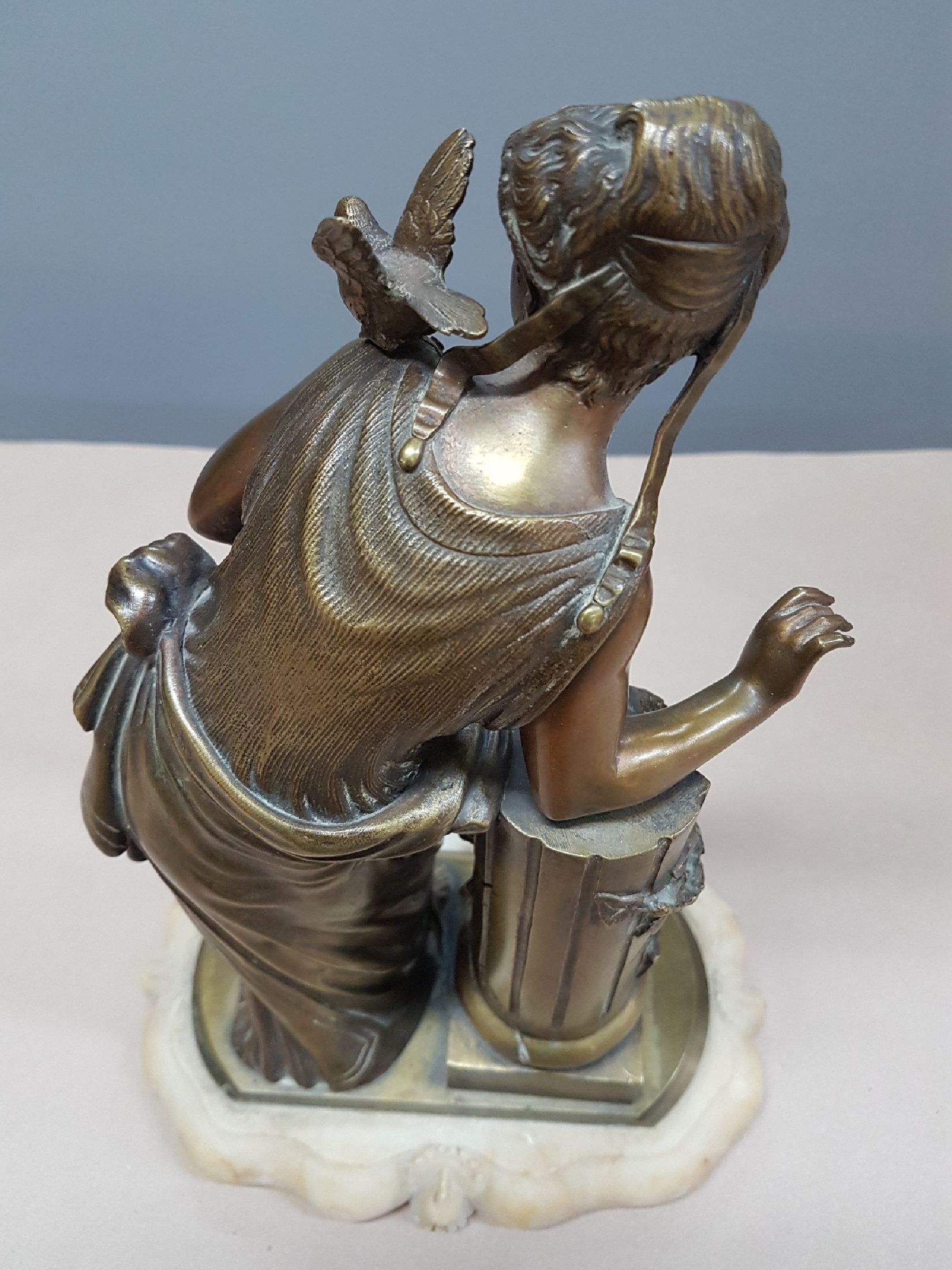 Detail d: Bronzeskulptur, Frankreich, um 1900, antike Frauengestalt mit Säule und Vogelnest in Händen, Alabastersockel, H. ca. 31 cm, B. ca. 22 cm, ...