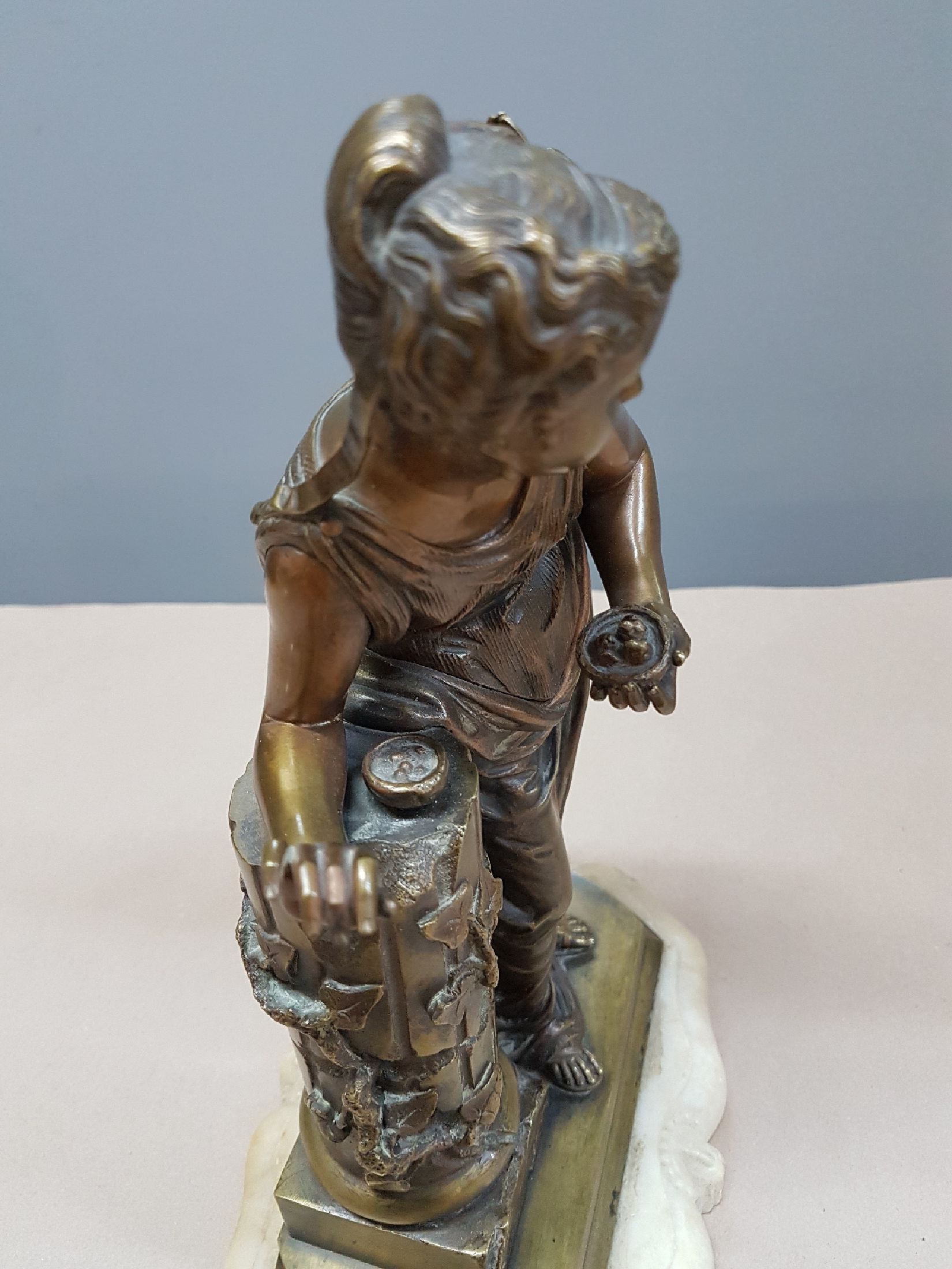 Detail e: Bronzeskulptur, Frankreich, um 1900, antike Frauengestalt mit Säule und Vogelnest in Händen, Alabastersockel, H. ca. 31 cm, B. ca. 22 cm, ...