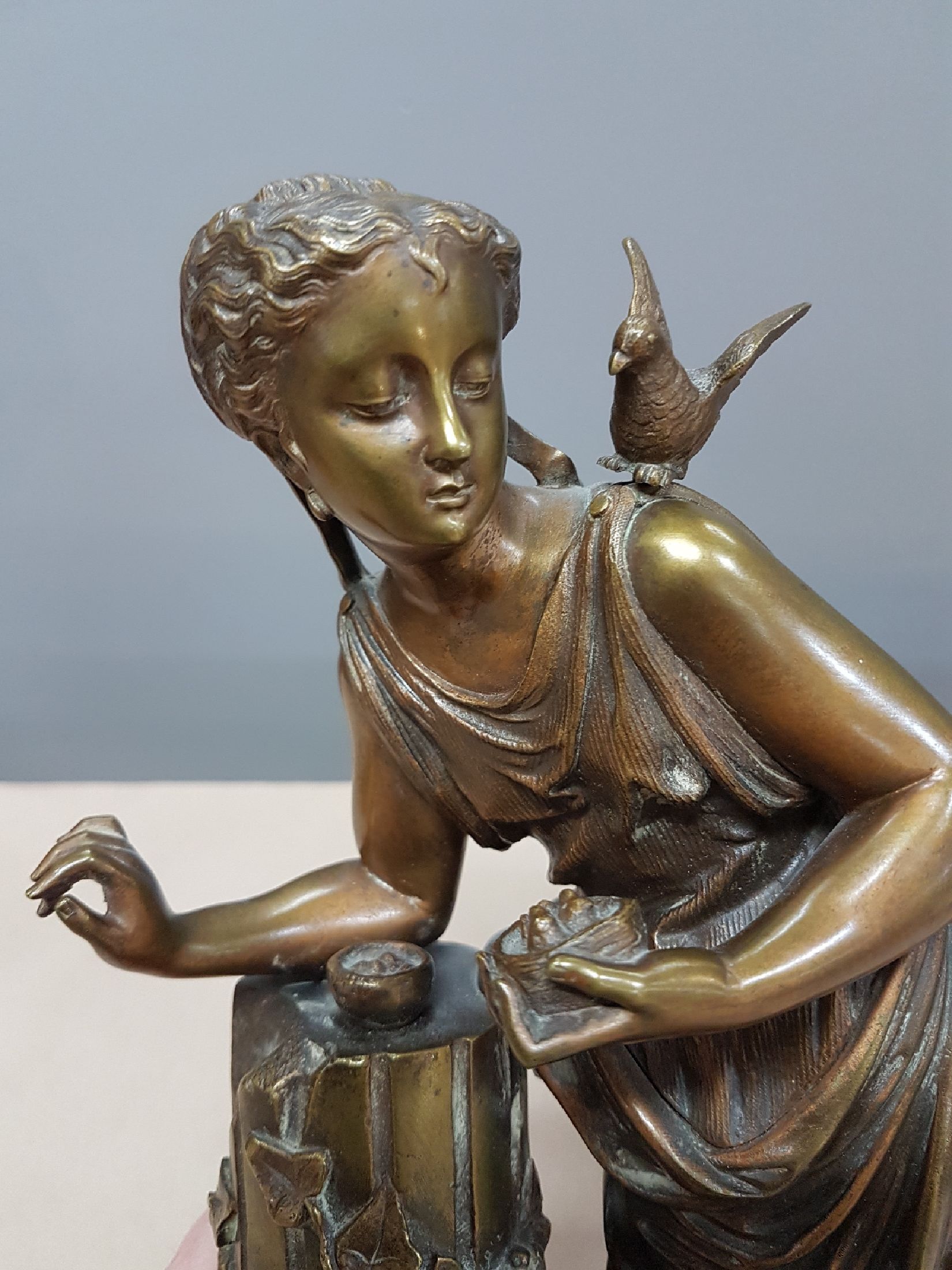 Detail f: Bronzeskulptur, Frankreich, um 1900, antike Frauengestalt mit Säule und Vogelnest in Händen, Alabastersockel, H. ca. 31 cm, B. ca. 22 cm, ...