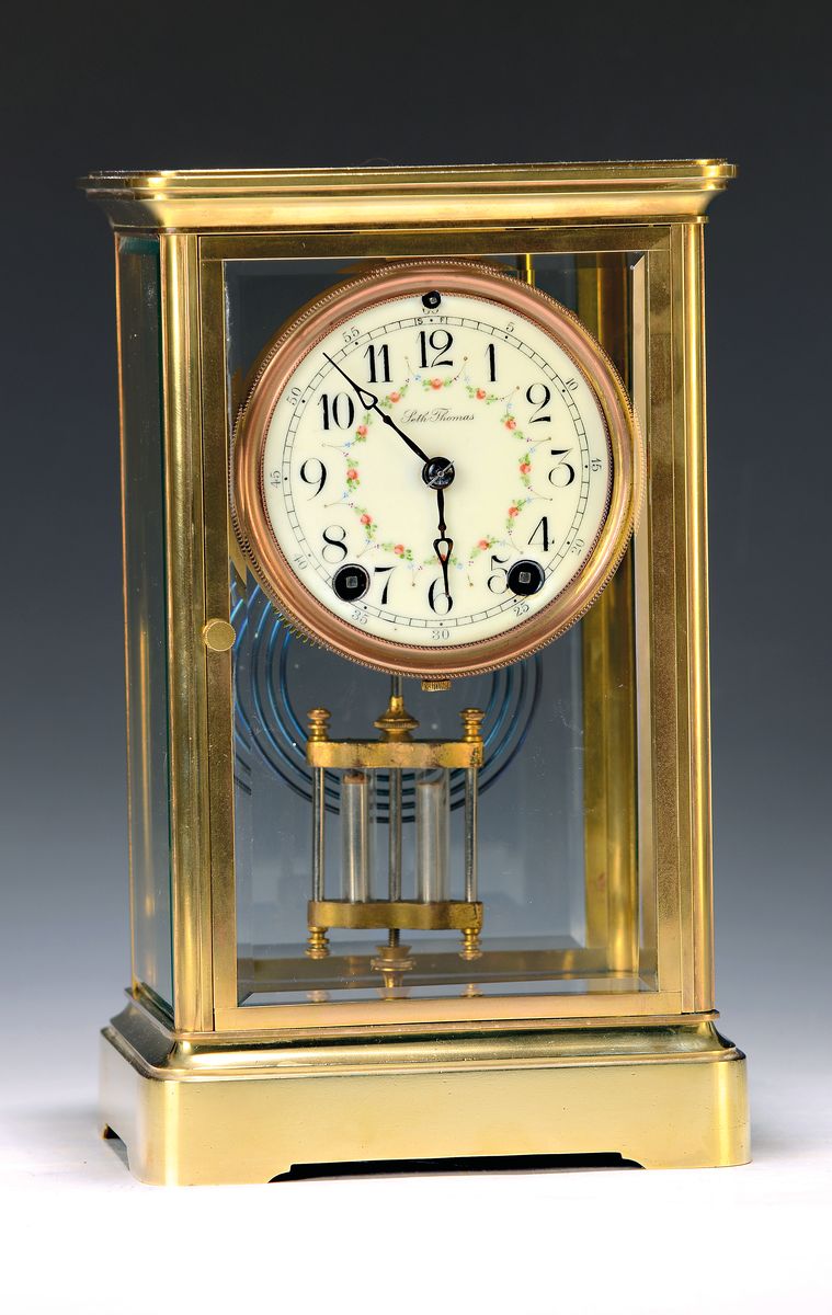 Tischuhr mit Quecksilber-Kompensationspendel, London/USA um 1880, Messinggehäuse, allseitig facett. verglast, Emailzifferblatt mit floralen Arkaden, ...