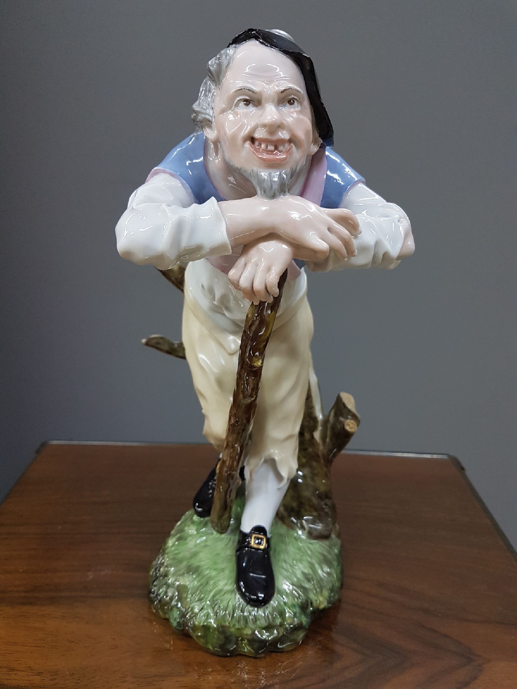 Detail a: Große Porzellanfigur, Höchst, 20. Jh., Mann mit Stock, bunt bemalt, H. ca. 25 cm