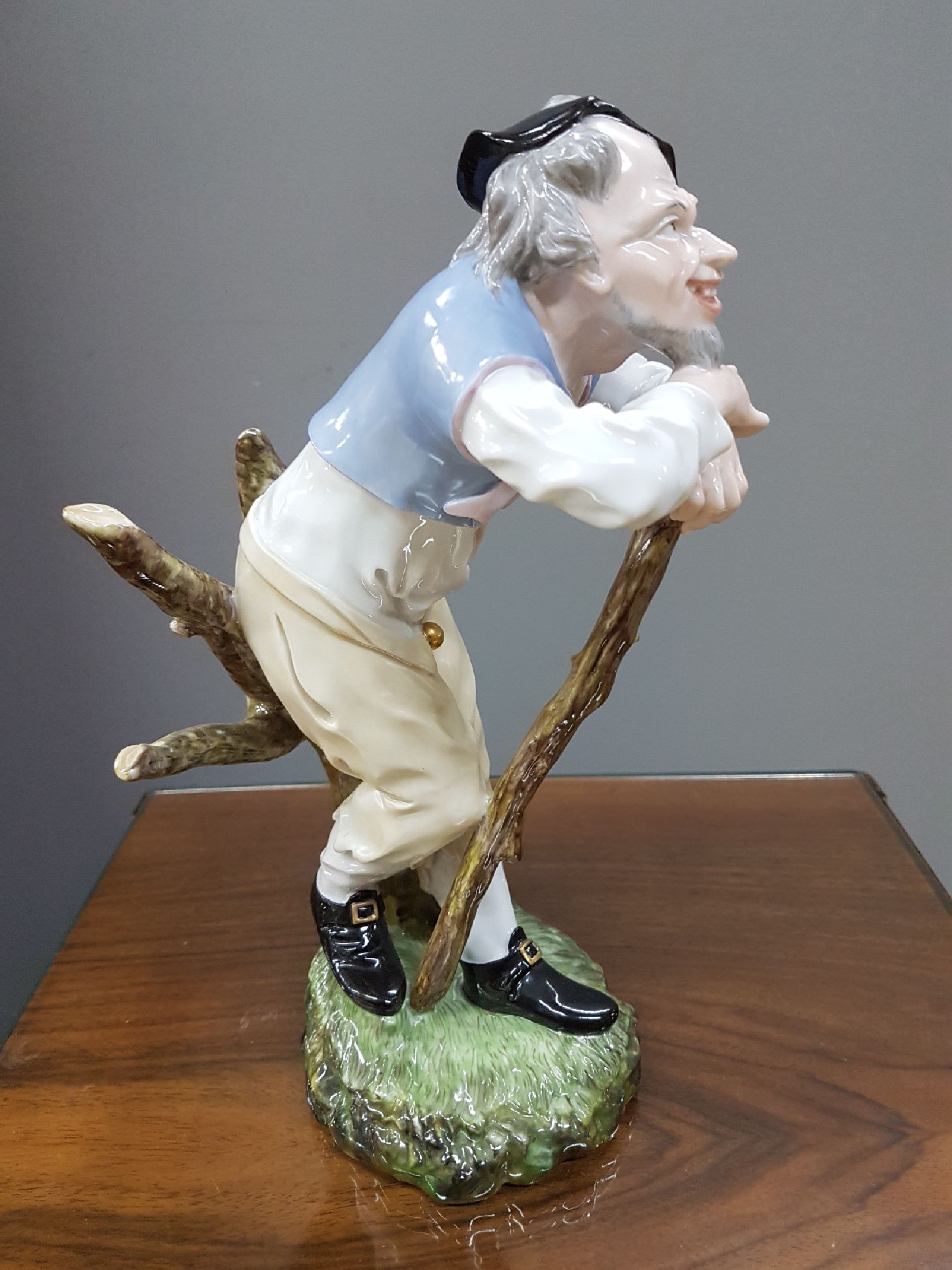 Detail b: Große Porzellanfigur, Höchst, 20. Jh., Mann mit Stock, bunt bemalt, H. ca. 25 cm