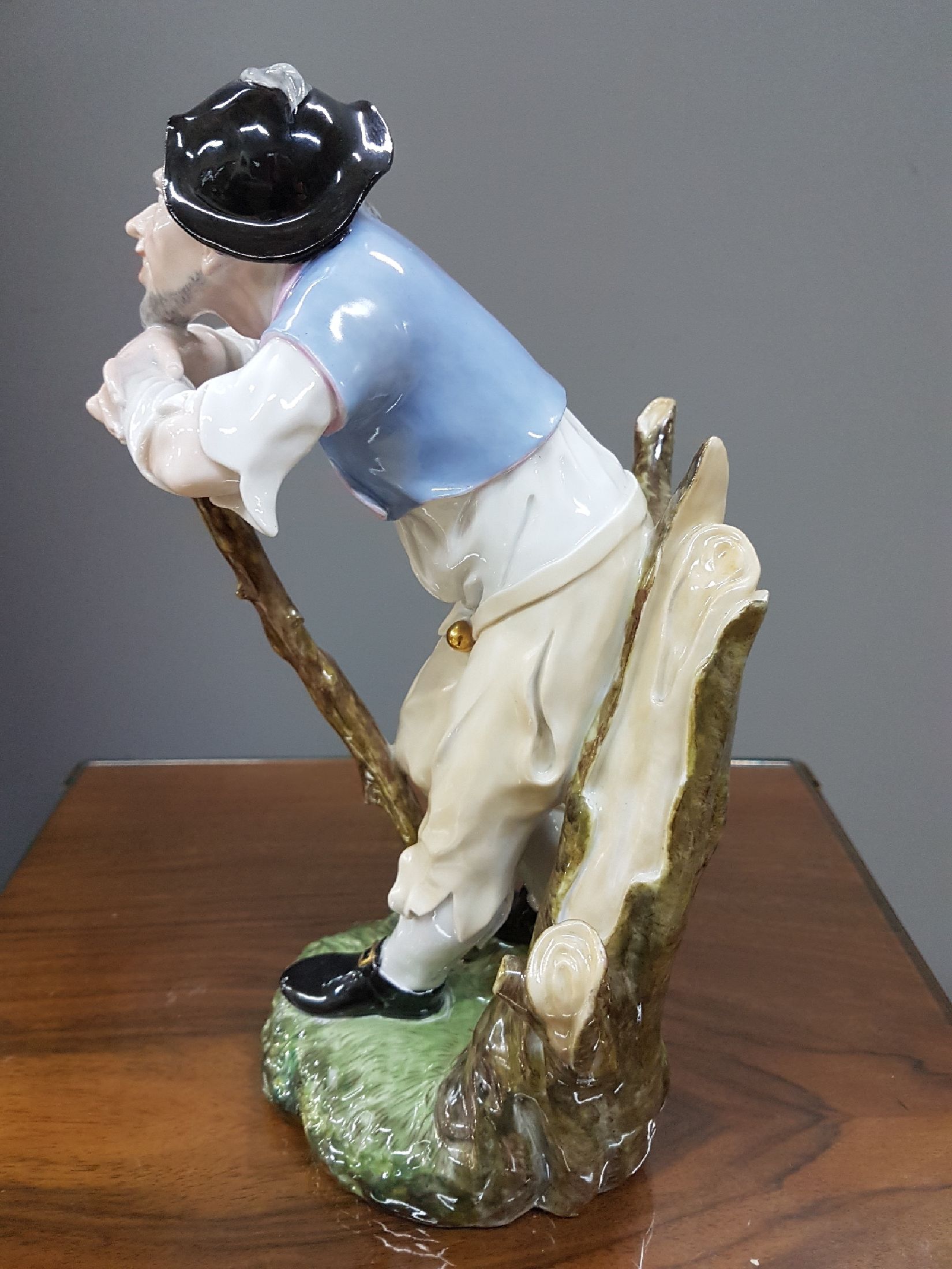 Detail d: Große Porzellanfigur, Höchst, 20. Jh., Mann mit Stock, bunt bemalt, H. ca. 25 cm