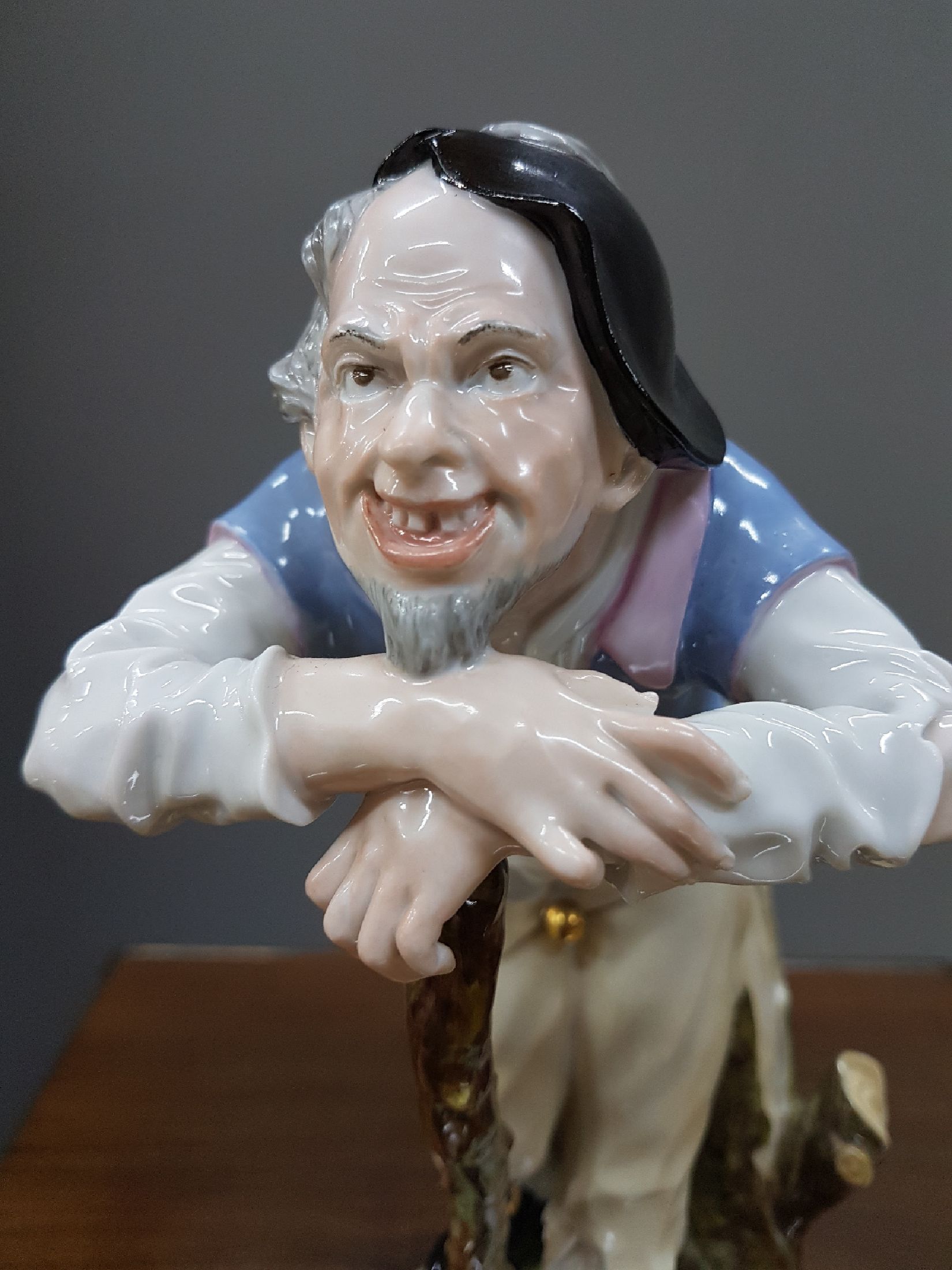 Detail e: Große Porzellanfigur, Höchst, 20. Jh., Mann mit Stock, bunt bemalt, H. ca. 25 cm