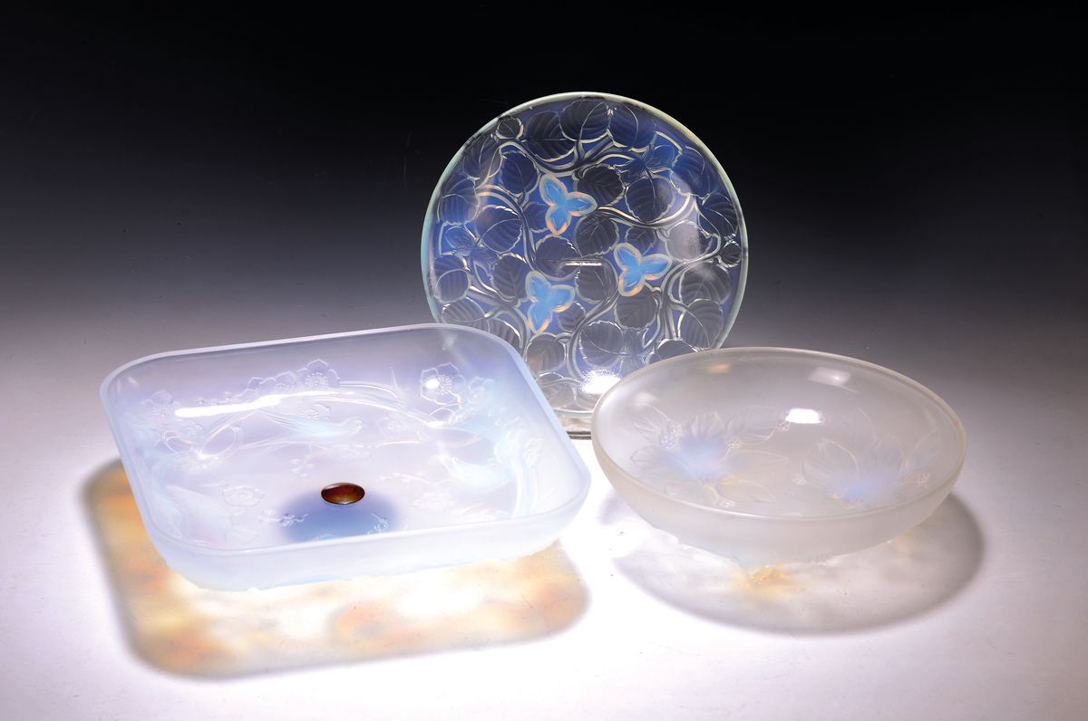Drei Schalen, Frankreich, 30er Jahre, opalisierendes Glas, Formglas, signiert Julien France, Messingfuß ca. 8 x 30 x 30 cm Vernox France, ...