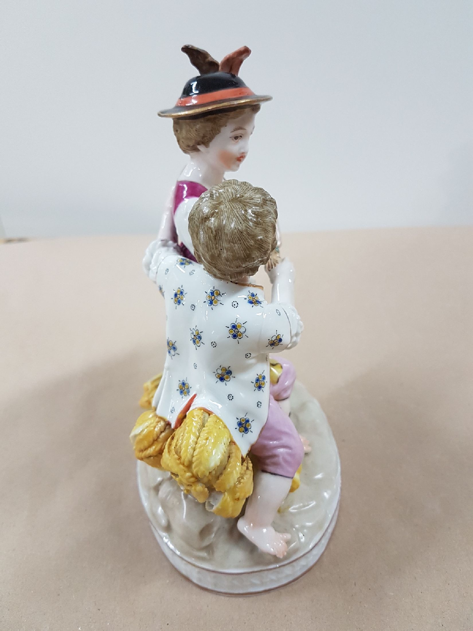 Detail b: Porzellanfigur, Volkstedt, um 1900, Mädchen und Junge mit Vogel und Käfig, bunt bemalt, H. ca. 17cm