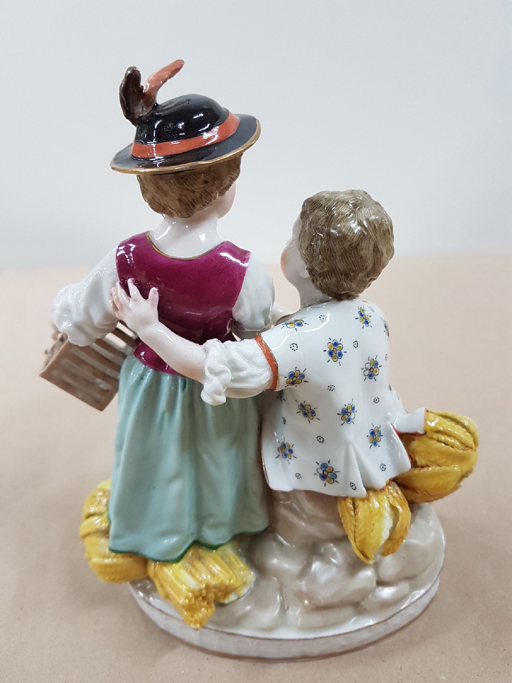 Detail c: Porzellanfigur, Volkstedt, um 1900, Mädchen und Junge mit Vogel und Käfig, bunt bemalt, H. ca. 17cm
