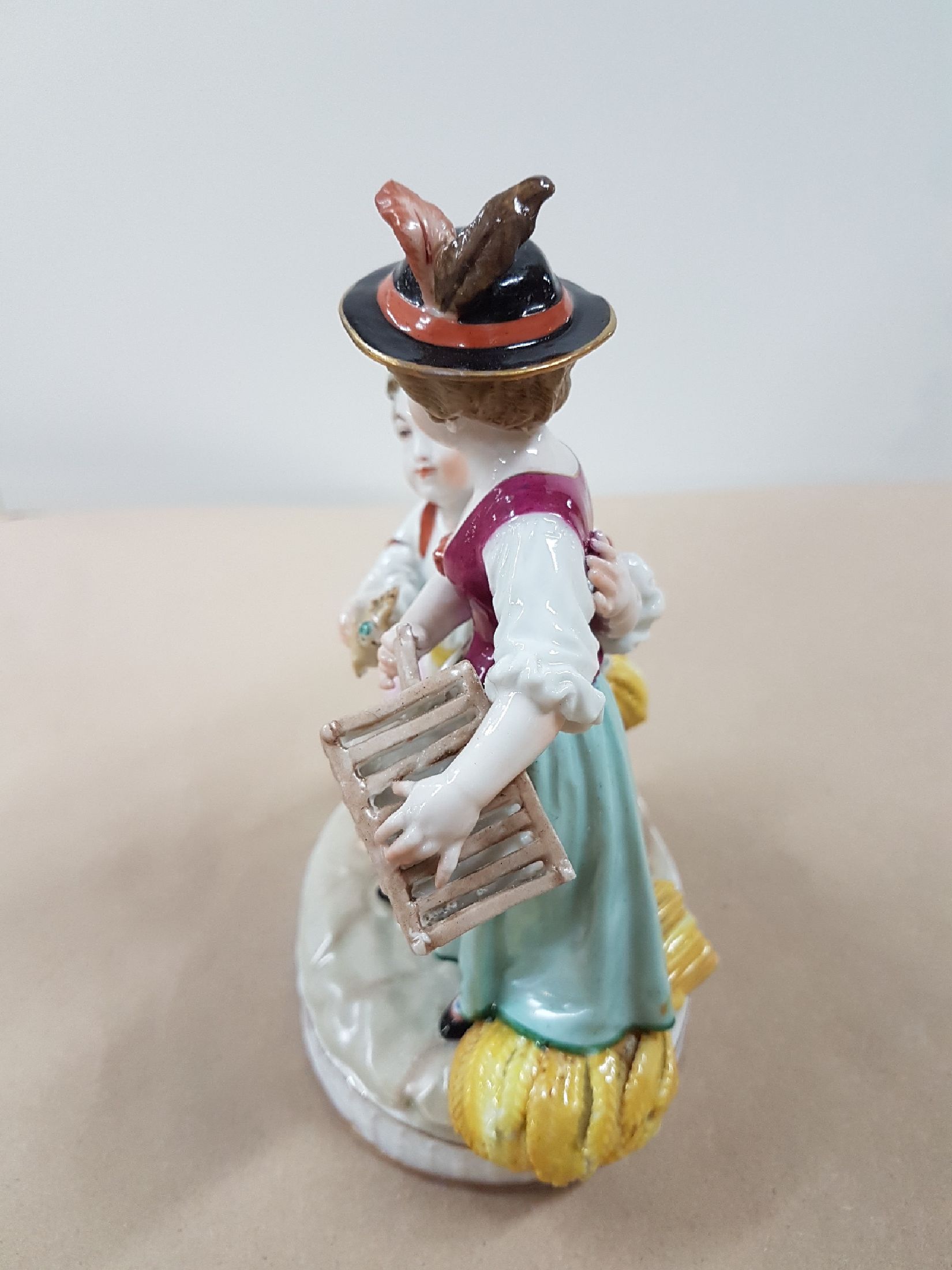 Detail d: Porzellanfigur, Volkstedt, um 1900, Mädchen und Junge mit Vogel und Käfig, bunt bemalt, H. ca. 17cm
