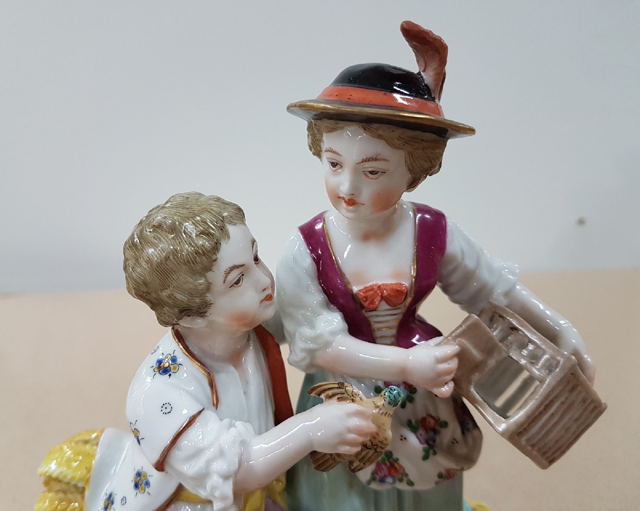 Detail e: Porzellanfigur, Volkstedt, um 1900, Mädchen und Junge mit Vogel und Käfig, bunt bemalt, H. ca. 17cm