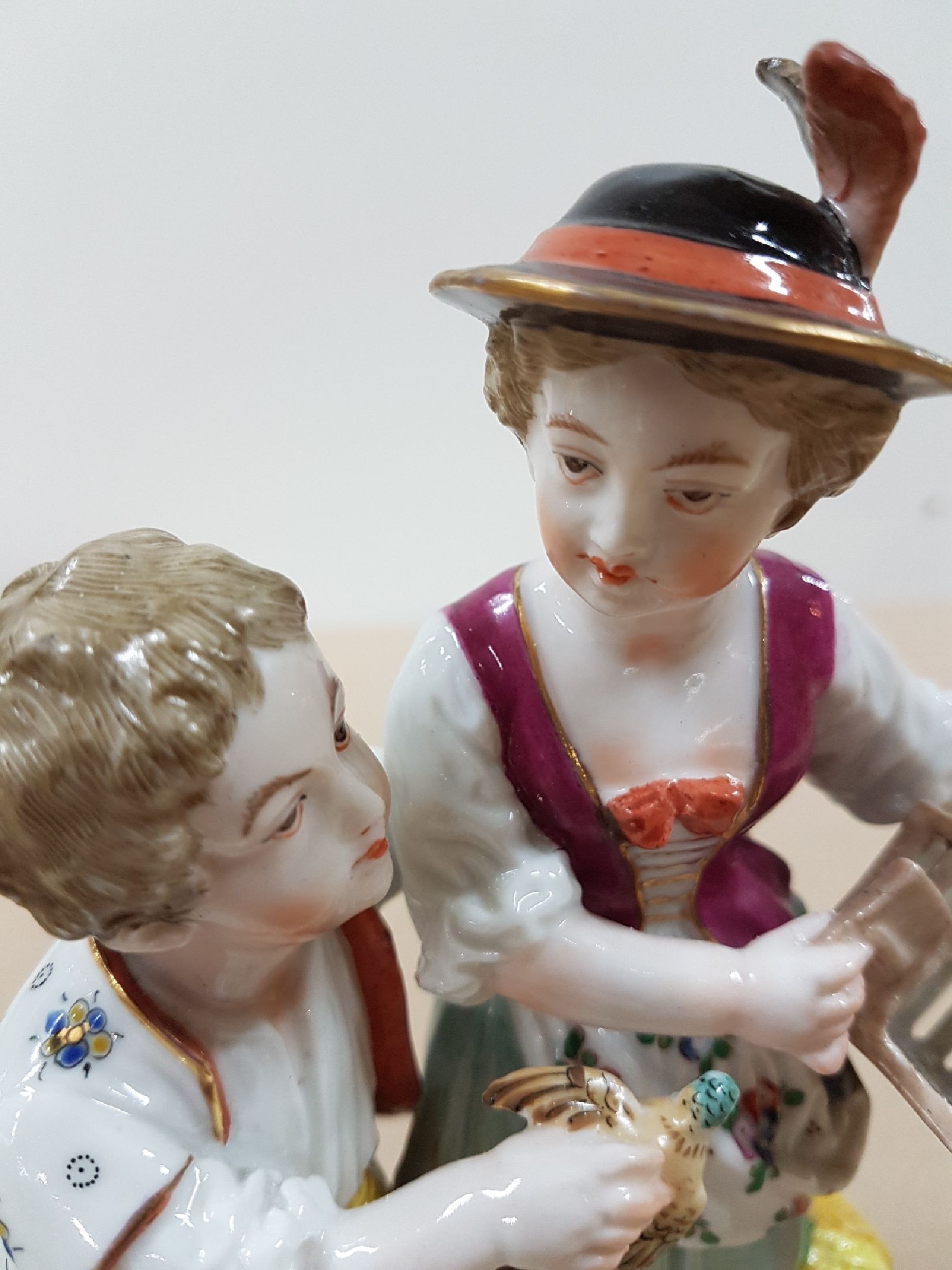 Detail f: Porzellanfigur, Volkstedt, um 1900, Mädchen und Junge mit Vogel und Käfig, bunt bemalt, H. ca. 17cm