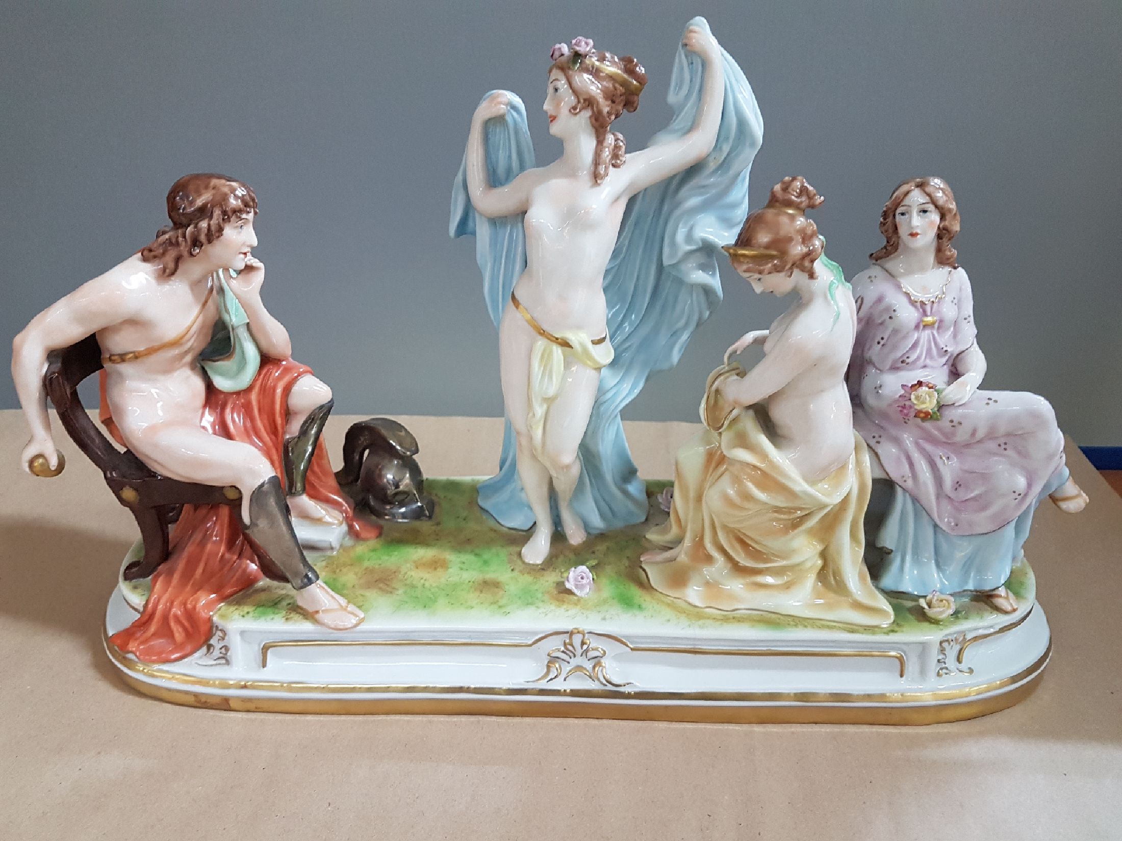 Detail a: Große Porzellanfigurengruppe, Scheibe-Alsbach, 20. Jh., "Das Urteil des Paris", mit vier vollplastischen Figuren, bunt bemalt, ca. ...