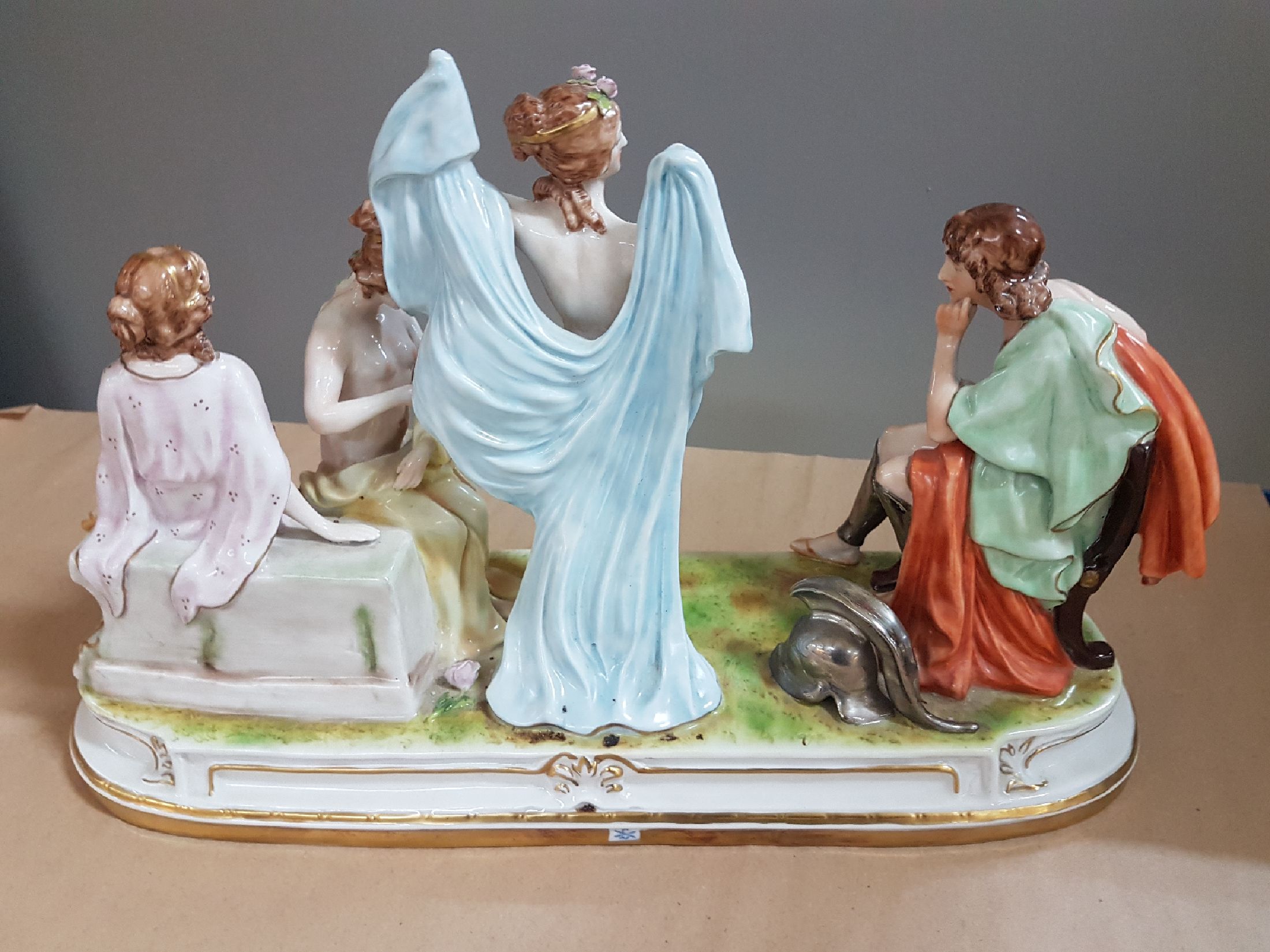 Detail b: Große Porzellanfigurengruppe, Scheibe-Alsbach, 20. Jh., "Das Urteil des Paris", mit vier vollplastischen Figuren, bunt bemalt, ca. ...