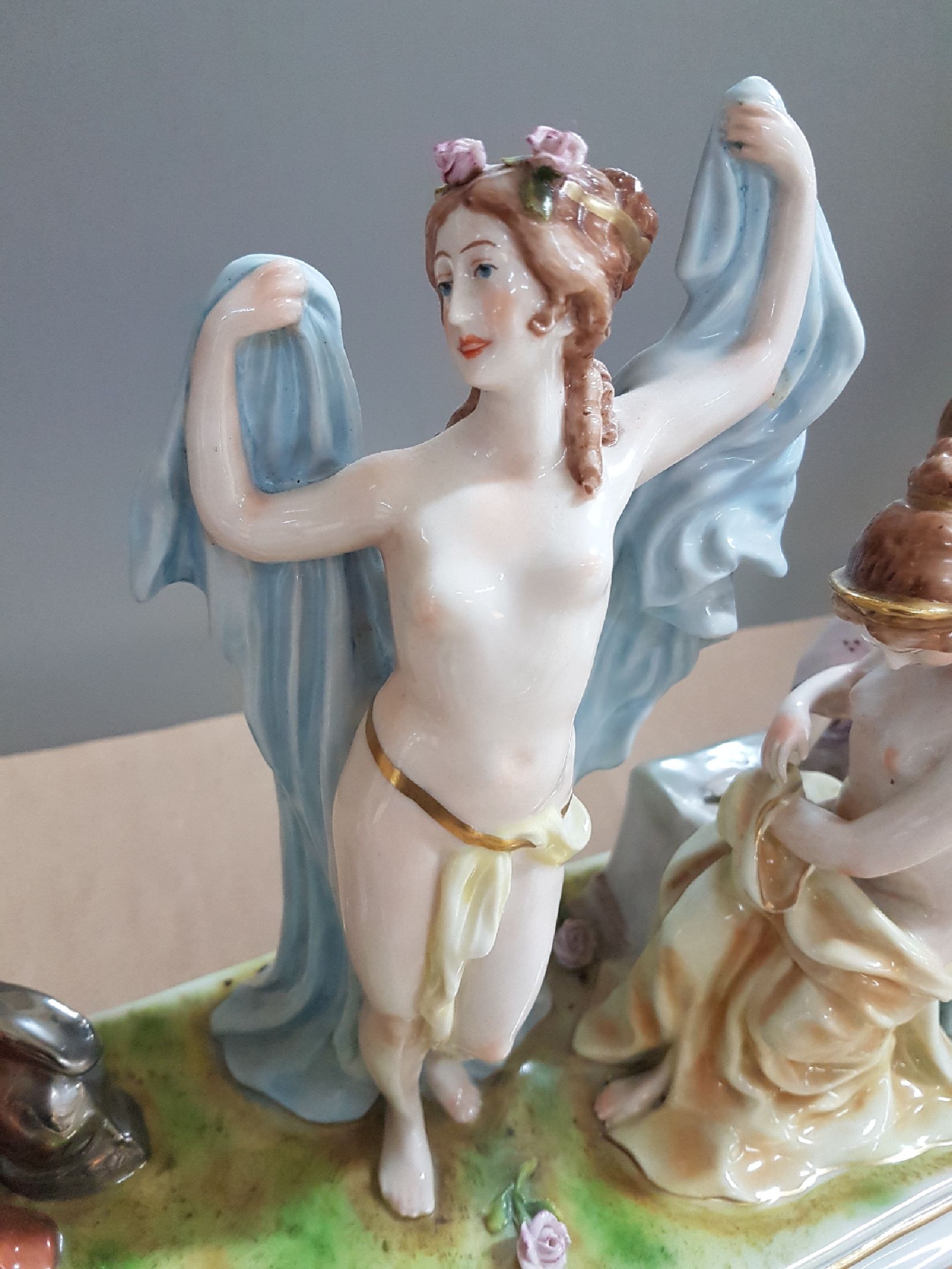 Detail e: Große Porzellanfigurengruppe, Scheibe-Alsbach, 20. Jh., "Das Urteil des Paris", mit vier vollplastischen Figuren, bunt bemalt, ca. ...