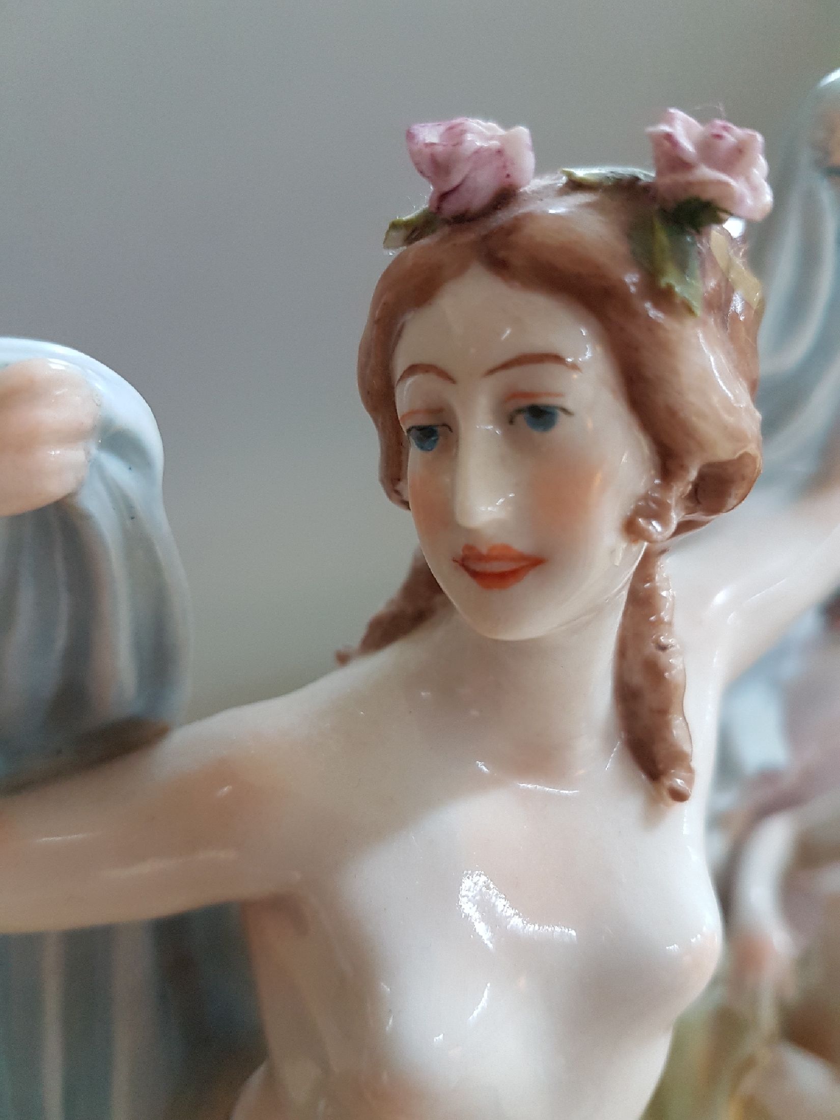 Detail f: Große Porzellanfigurengruppe, Scheibe-Alsbach, 20. Jh., "Das Urteil des Paris", mit vier vollplastischen Figuren, bunt bemalt, ca. ...