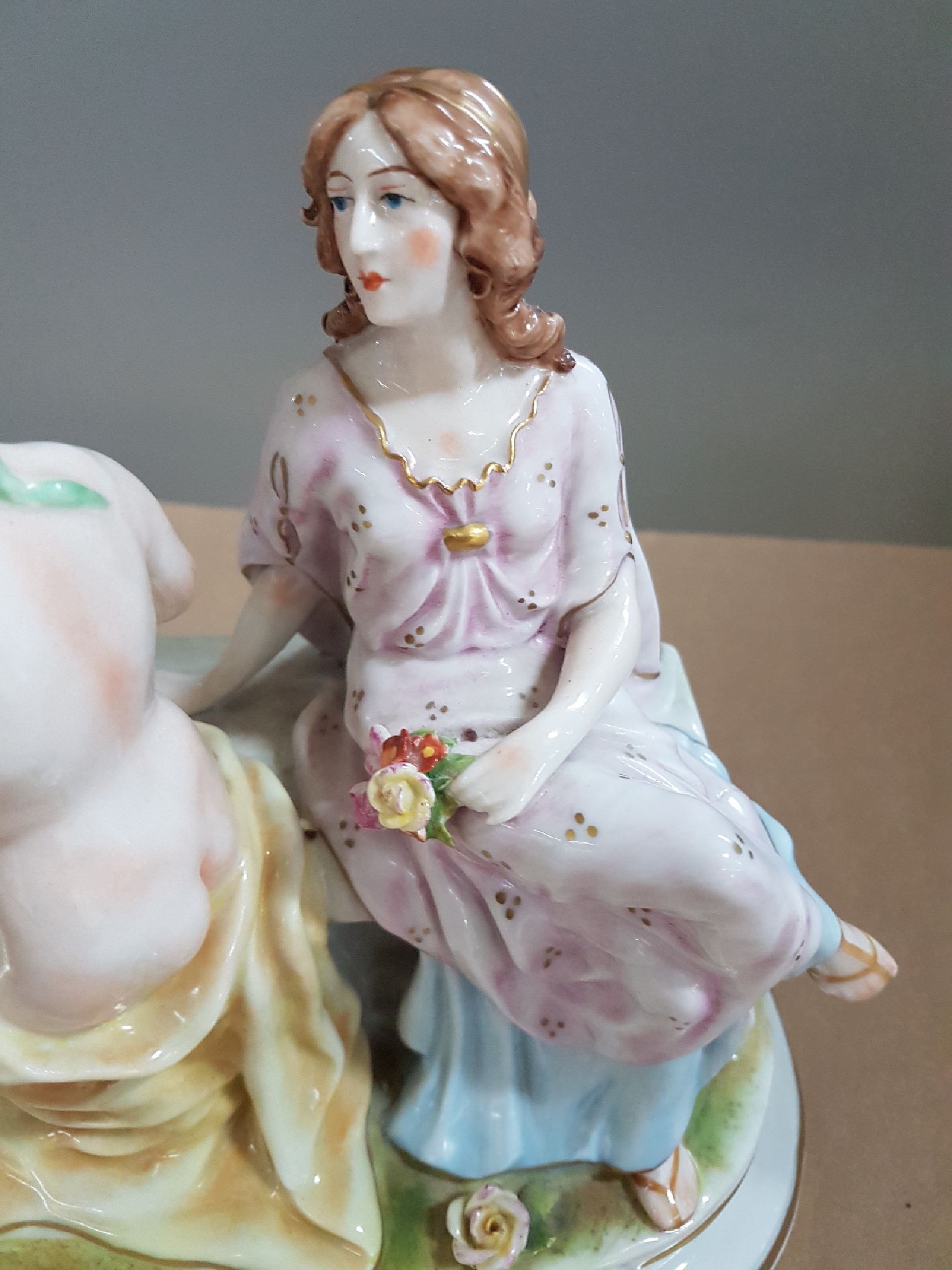 Detail g: Große Porzellanfigurengruppe, Scheibe-Alsbach, 20. Jh., "Das Urteil des Paris", mit vier vollplastischen Figuren, bunt bemalt, ca. ...