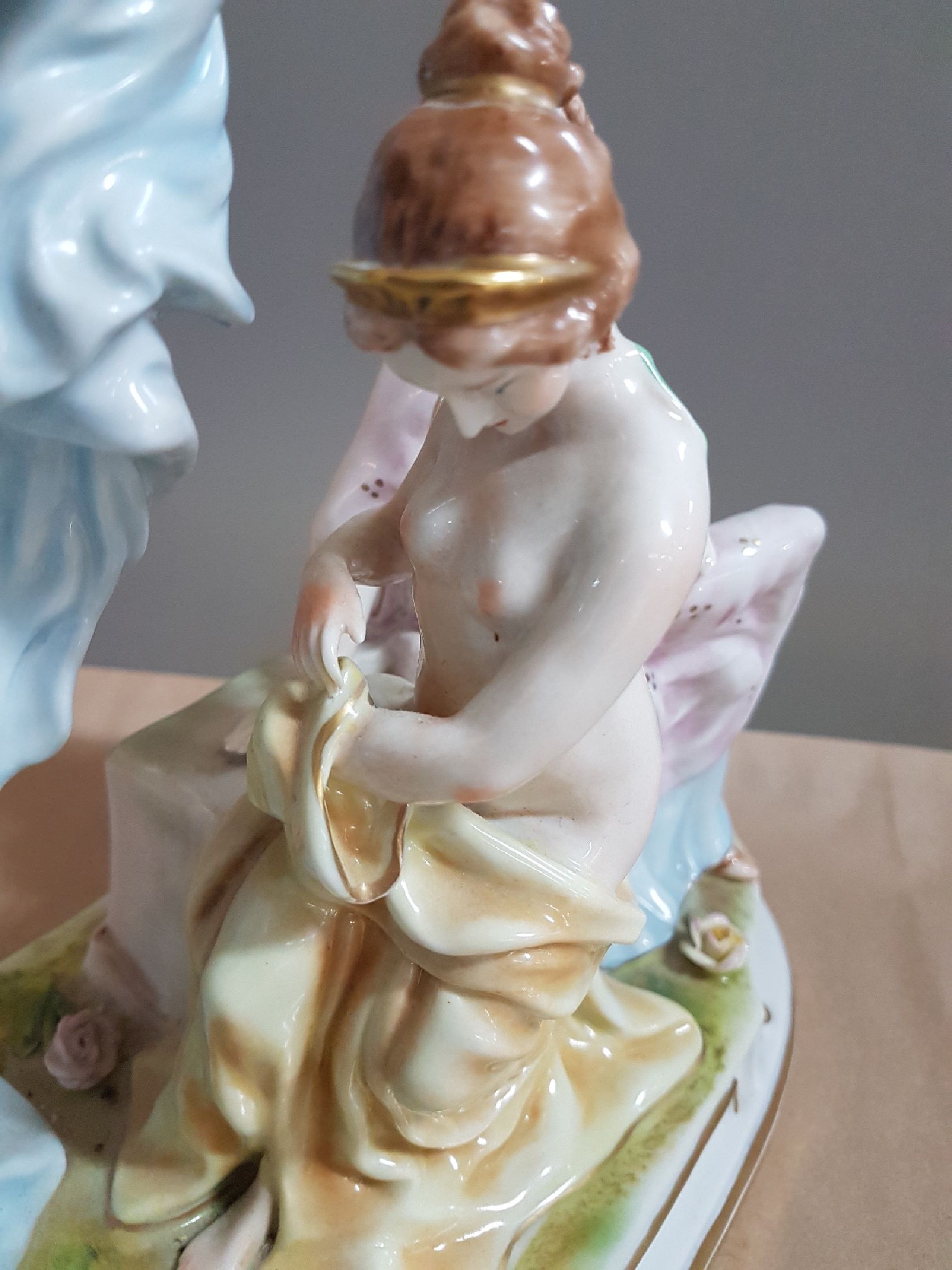 Detail i: Große Porzellanfigurengruppe, Scheibe-Alsbach, 20. Jh., "Das Urteil des Paris", mit vier vollplastischen Figuren, bunt bemalt, ca. ...