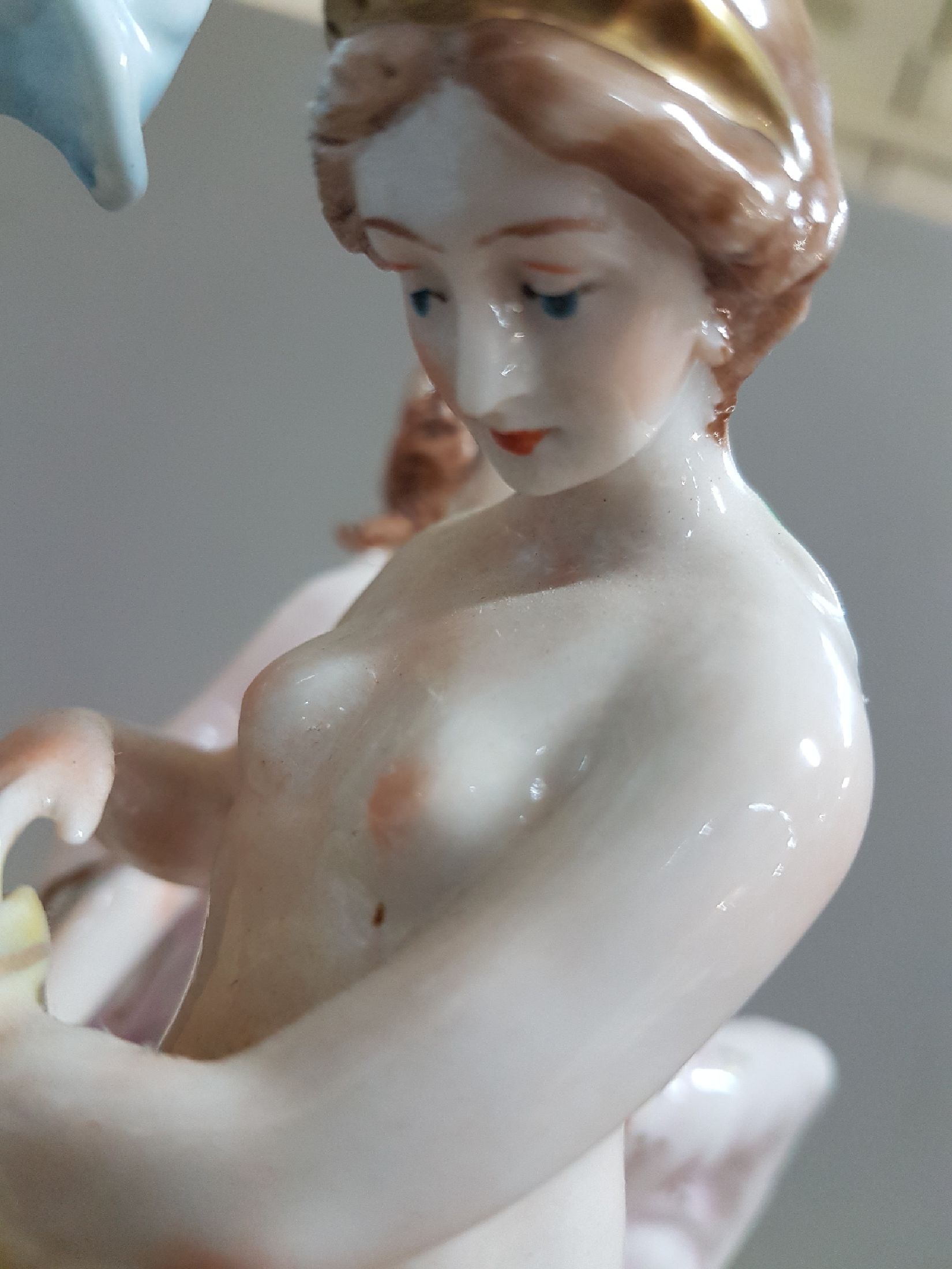 Detail j: Große Porzellanfigurengruppe, Scheibe-Alsbach, 20. Jh., "Das Urteil des Paris", mit vier vollplastischen Figuren, bunt bemalt, ca. ...