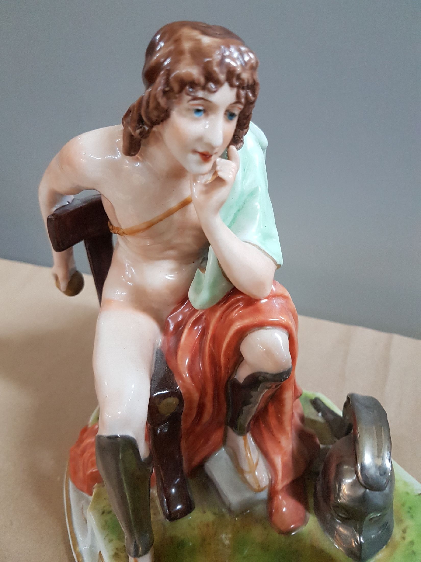 Detail k: Große Porzellanfigurengruppe, Scheibe-Alsbach, 20. Jh., "Das Urteil des Paris", mit vier vollplastischen Figuren, bunt bemalt, ca. ...
