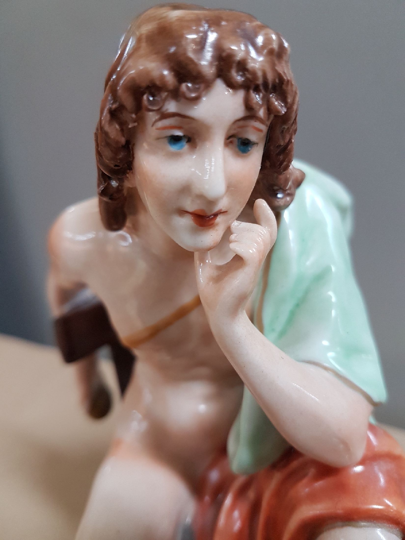 Detail l: Große Porzellanfigurengruppe, Scheibe-Alsbach, 20. Jh., "Das Urteil des Paris", mit vier vollplastischen Figuren, bunt bemalt, ca. ...