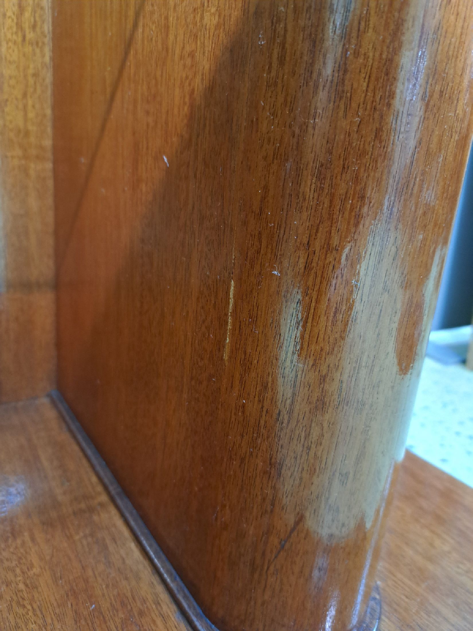 Detail b: Etagerentisch, Art-Deco, Frankreich, um 1930 , Mahagonifurnier, 2 Glaseinsätze, ca. 82x110x43 cm, EZ 2