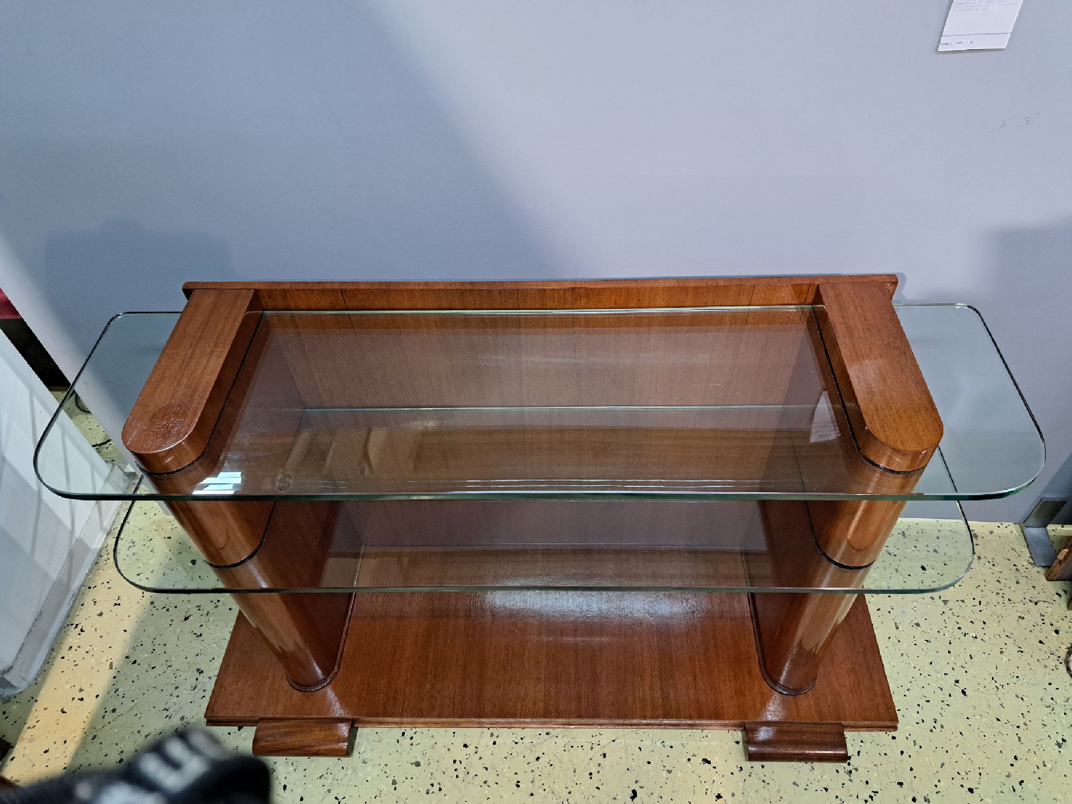 Detail c: Etagerentisch, Art-Deco, Frankreich, um 1930 , Mahagonifurnier, 2 Glaseinsätze, ca. 82x110x43 cm, EZ 2