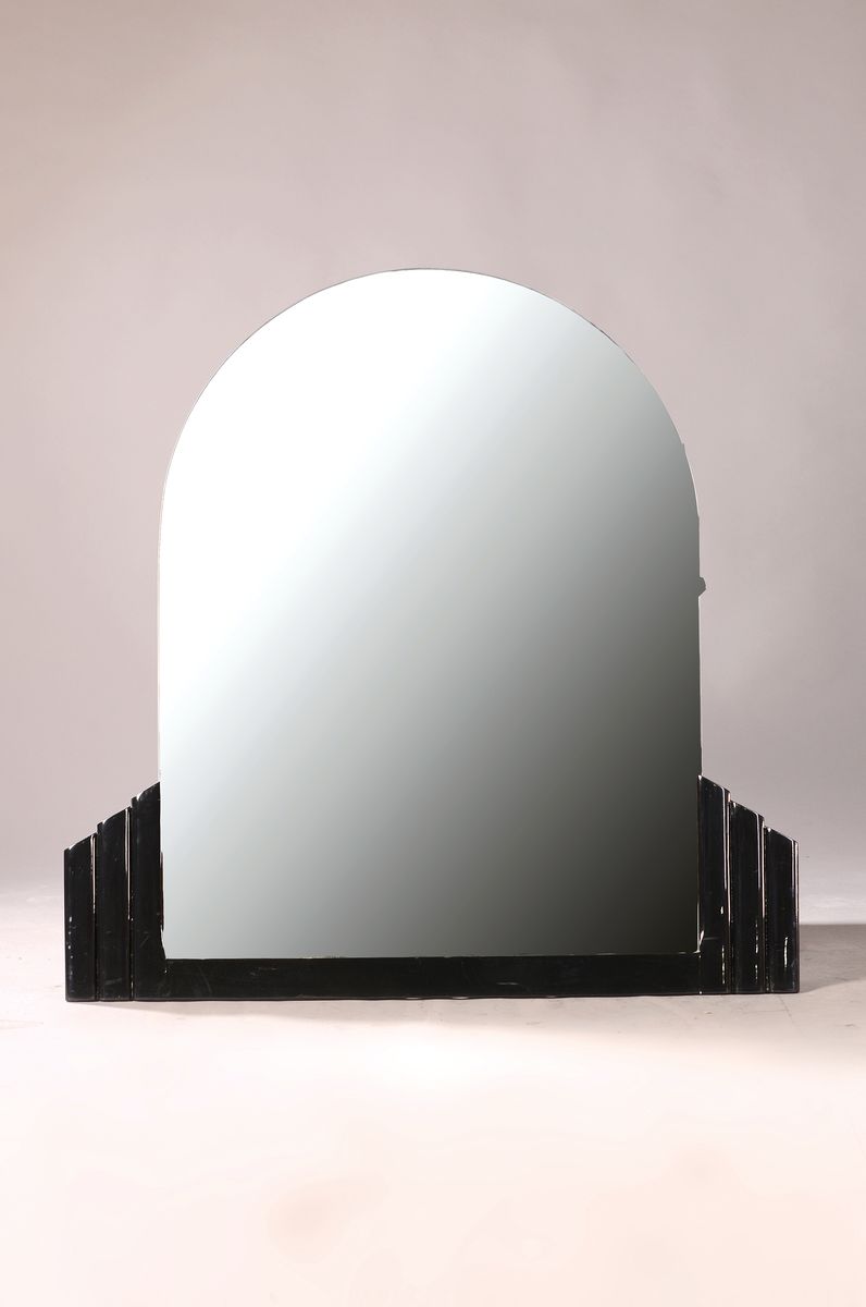 Wandspiegel, im Art-Deco-Stil, 1960/70, Halterung aus Holz in schwarz gefaßt, Spiegelglas neu, ca. 105 x 103 cm, EZ 2